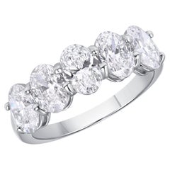 Certificato GIA 2.54 CTW. Fascia a mezza eternità con diamante taglio ovale in platino