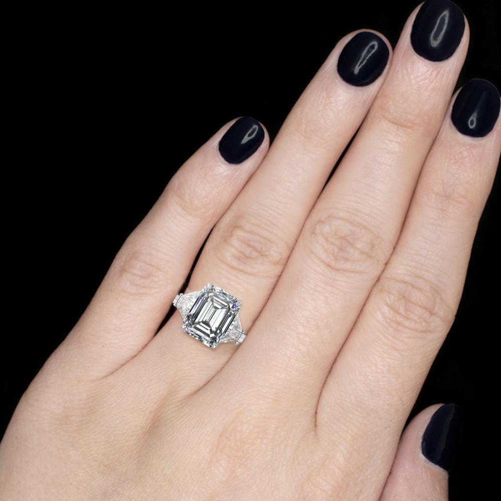 An exquisite GIA certified solitaire engagement ring composed by a beautiful 2.20 carat emerald cut diamond with great color and clarity. This ring is composed by two side halfmoon side stones and is set in solid platinum 