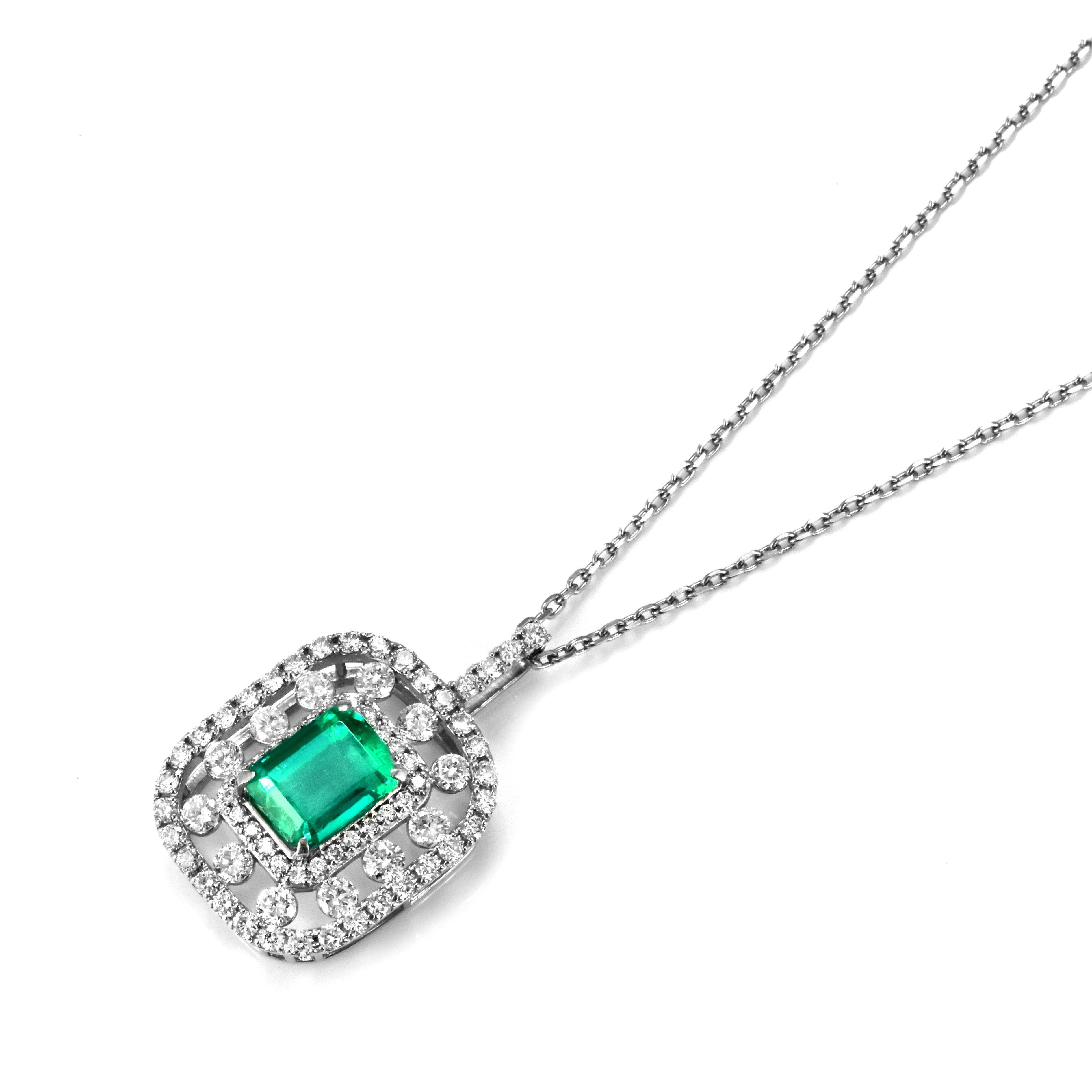 Pendentif en platine avec émeraude colombienne naturelle de 2,55 carats certifiée par le GIA Neuf - En vente à Tokyo, JP