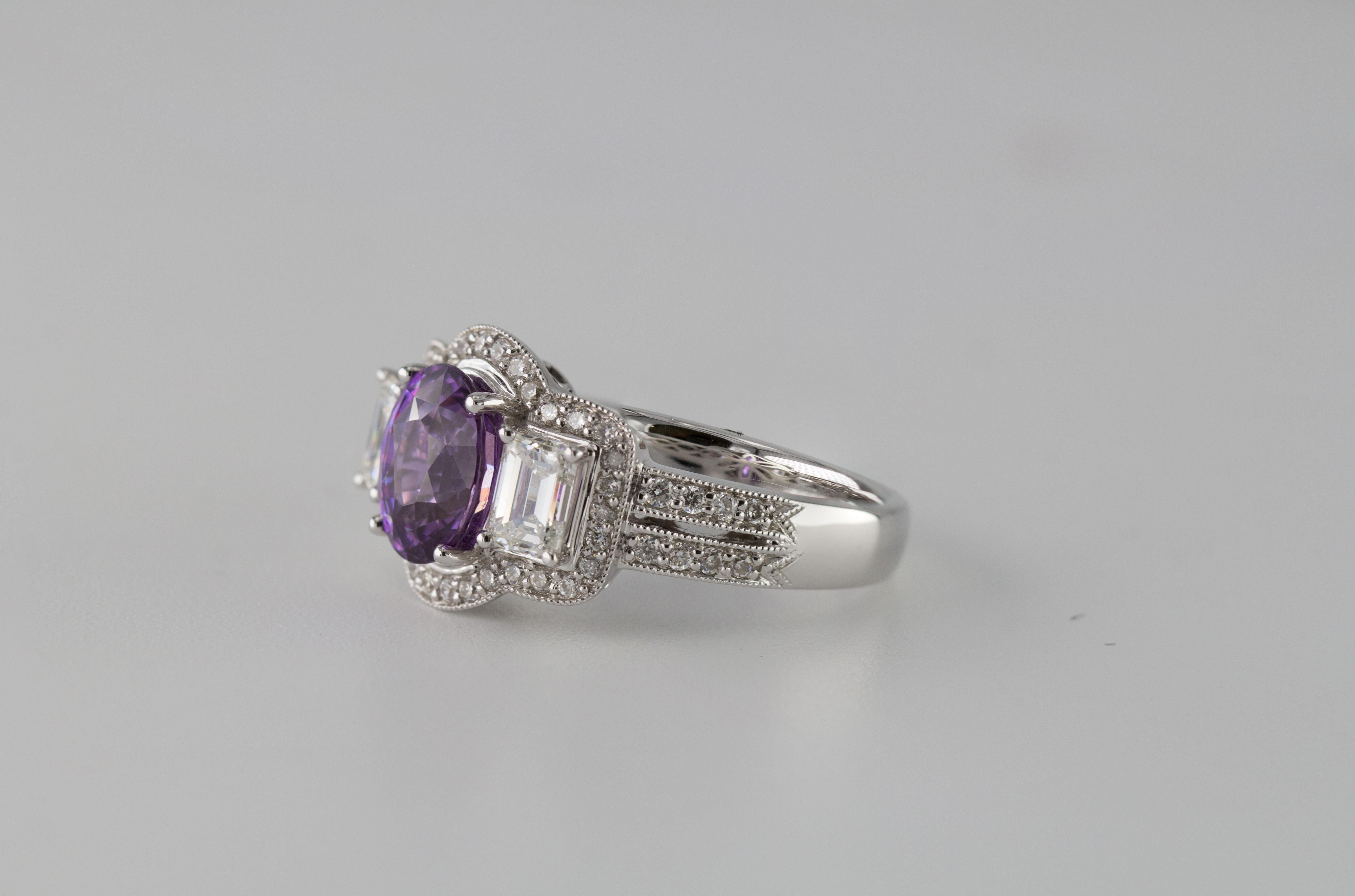 GIA Certified 2.55 Carat Oval Cut Bicolor Madagascar Sapphire Ring ref1122 Neuf - En vente à New York, NY