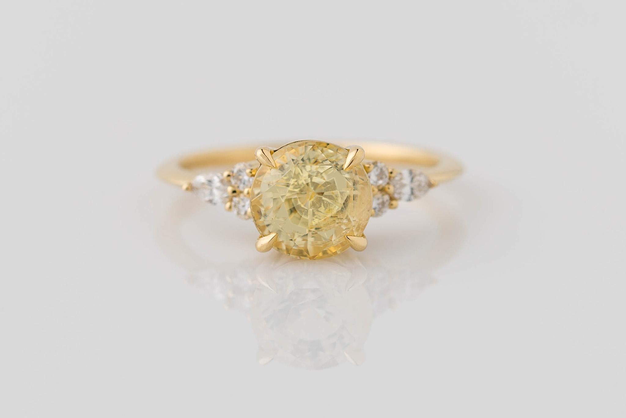 Im Angebot: GIA-zertifizierter 2,55 Karat natürlicher runder gelber Saphir-Diamantring () 2