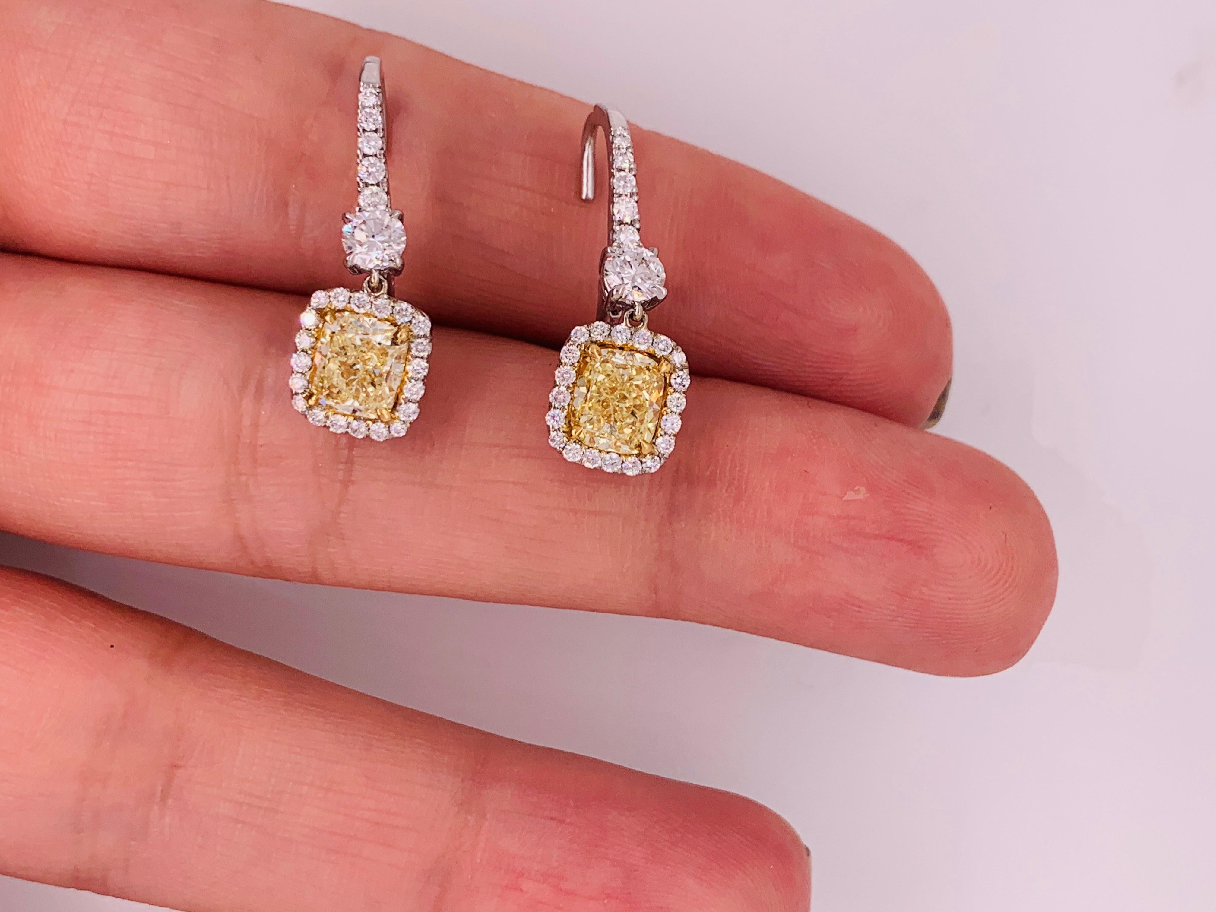 Moderne Boucles d'oreilles en diamant jaune certifié GIA de 2,55 carats en vente