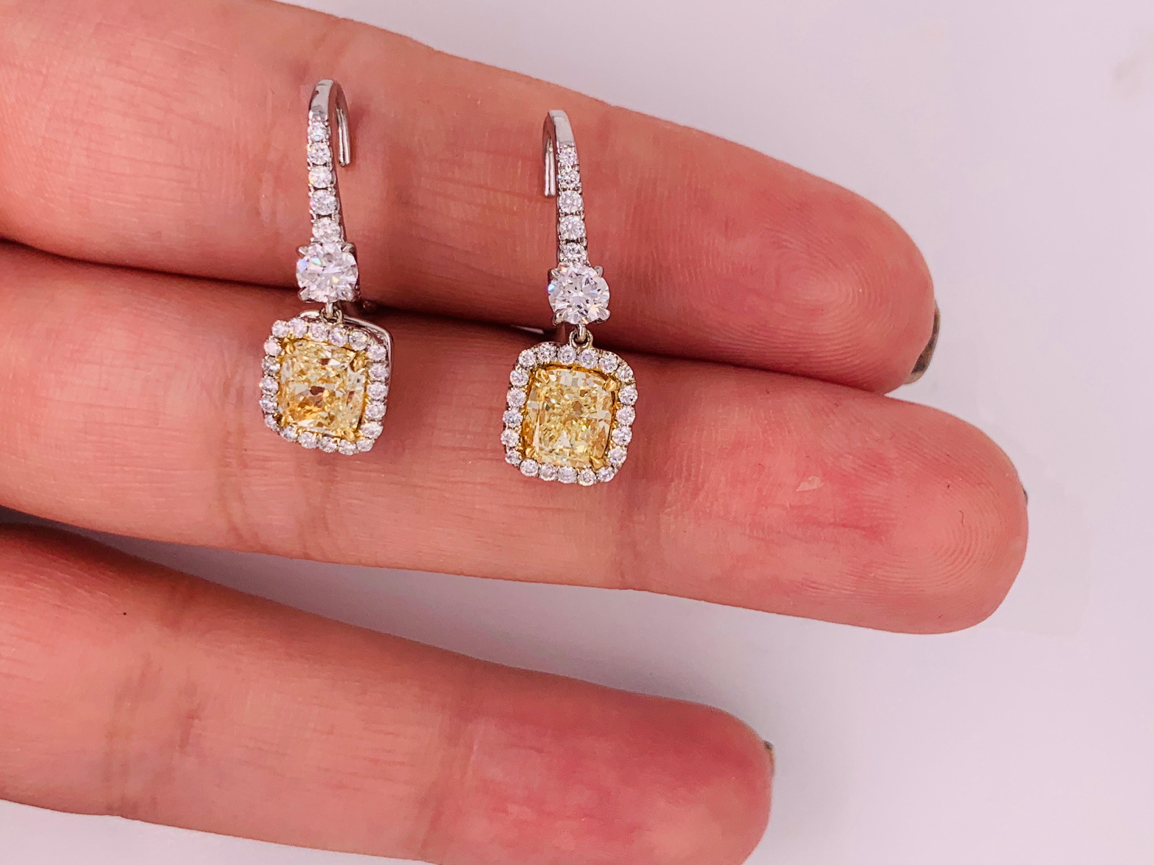 GIA-zertifizierte 2,55 Karat gelbe Diamant-Ohrringe (Kissenschliff) im Angebot