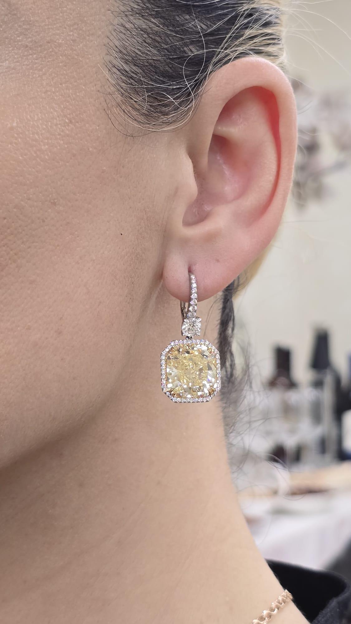 Les boucles d'oreilles en diamant jaune, certifiées par le laboratoire GIA, contiennent 2,53 carats de diamants de taille coussin de couleur jaune clair, d'une pureté de SI. 
1