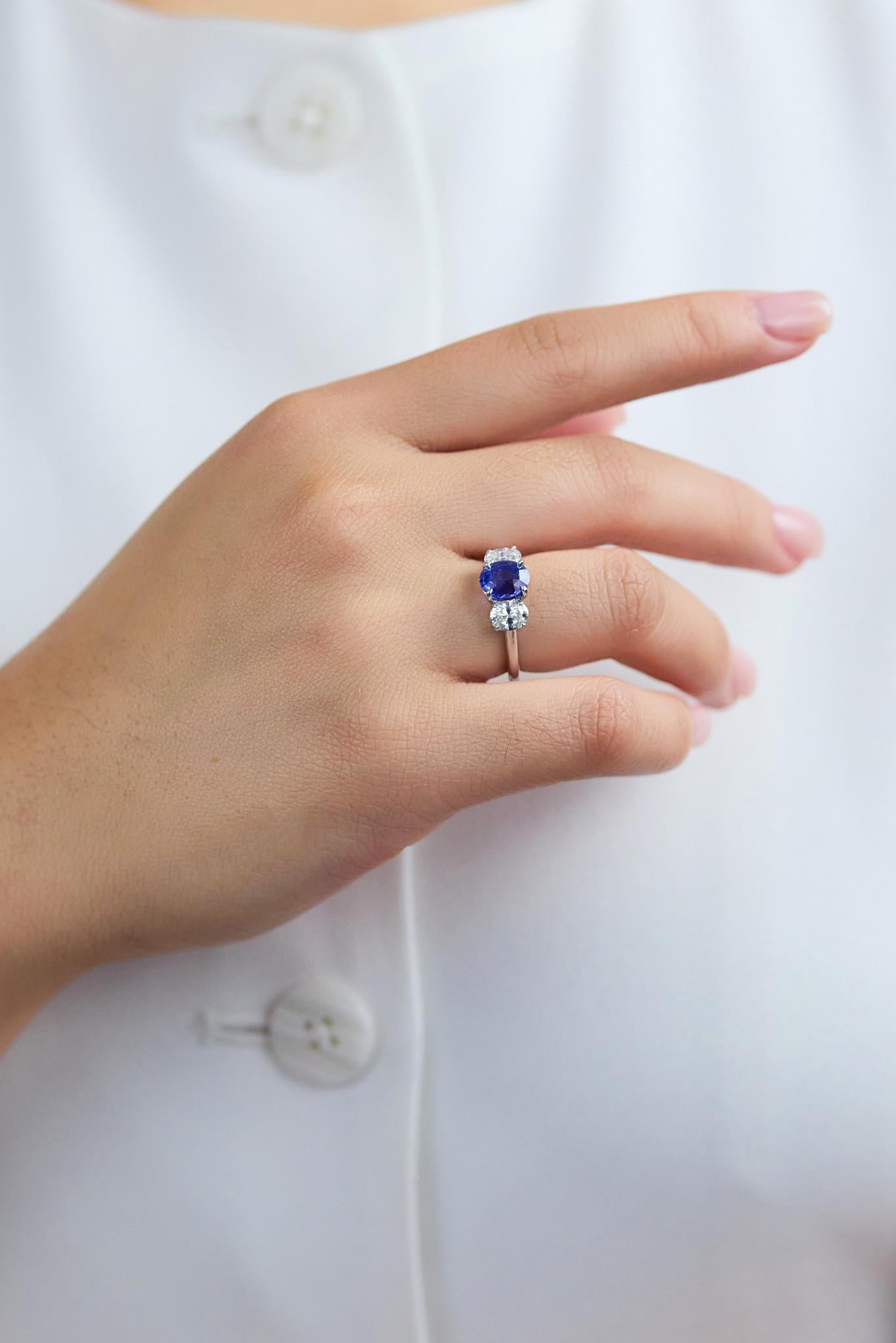 Contemporaneo Anello di fidanzamento a tre pietre con zaffiro ovale e diamante certificato GIA da 2,55 carati in vendita