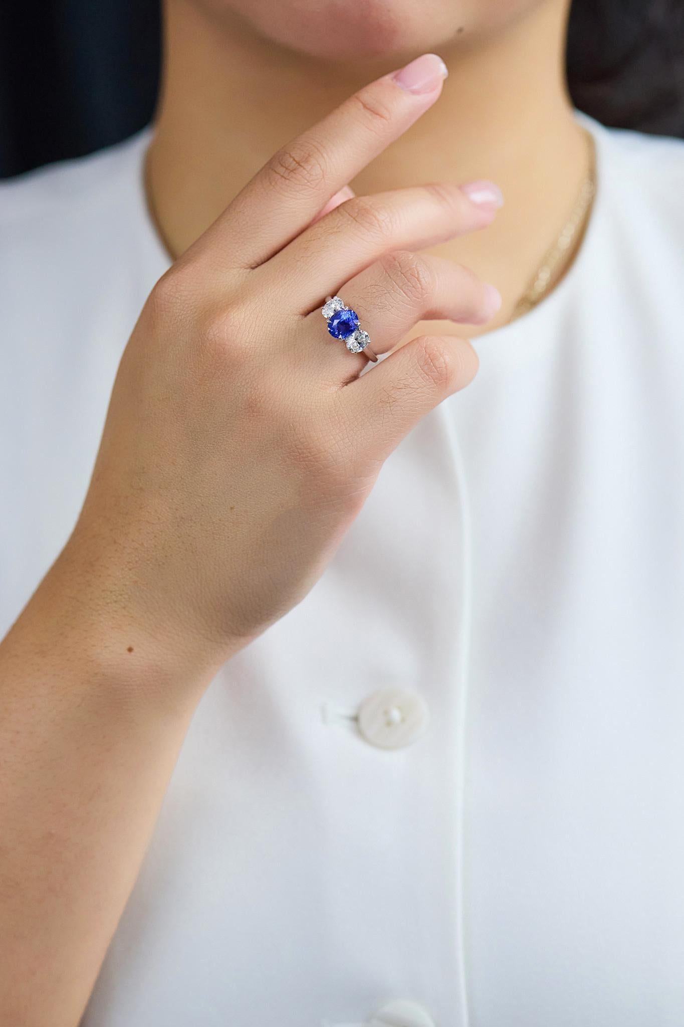 Taglio ovale Anello di fidanzamento a tre pietre con zaffiro ovale e diamante certificato GIA da 2,55 carati in vendita