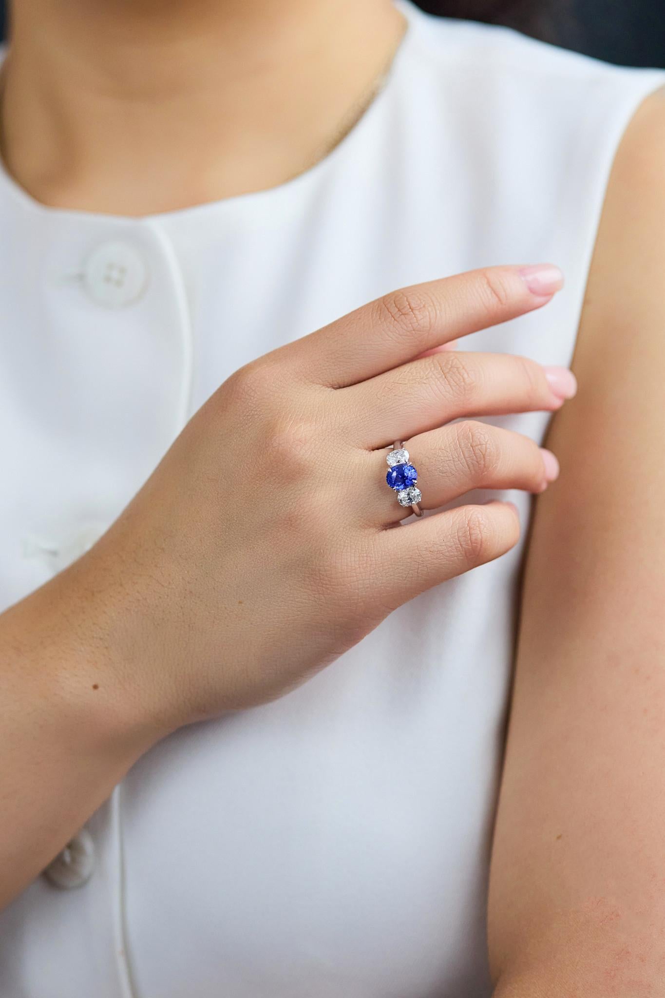 Anello di fidanzamento a tre pietre con zaffiro ovale e diamante certificato GIA da 2,55 carati In condizioni Nuovo in vendita a New York, NY