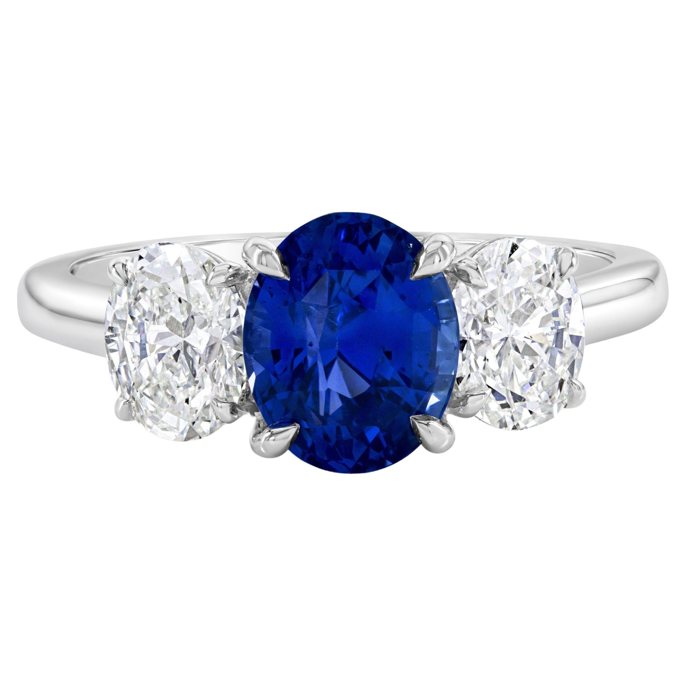 Anello di fidanzamento a tre pietre con zaffiro ovale e diamante certificato GIA da 2,55 carati in vendita
