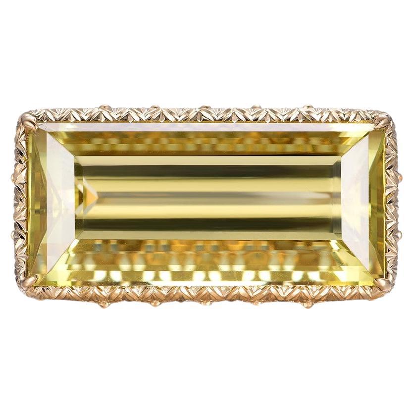 Ein exquisiter Ring im Vintage-Stil, meisterhaft gefertigt aus einer Mischung aus 18 Karat Gelb- und Weißgold, der die Eleganz einer vergangenen Ära widerspiegelt. Das Herzstück dieses bemerkenswerten Rings ist ein strahlender Goldberyll im
