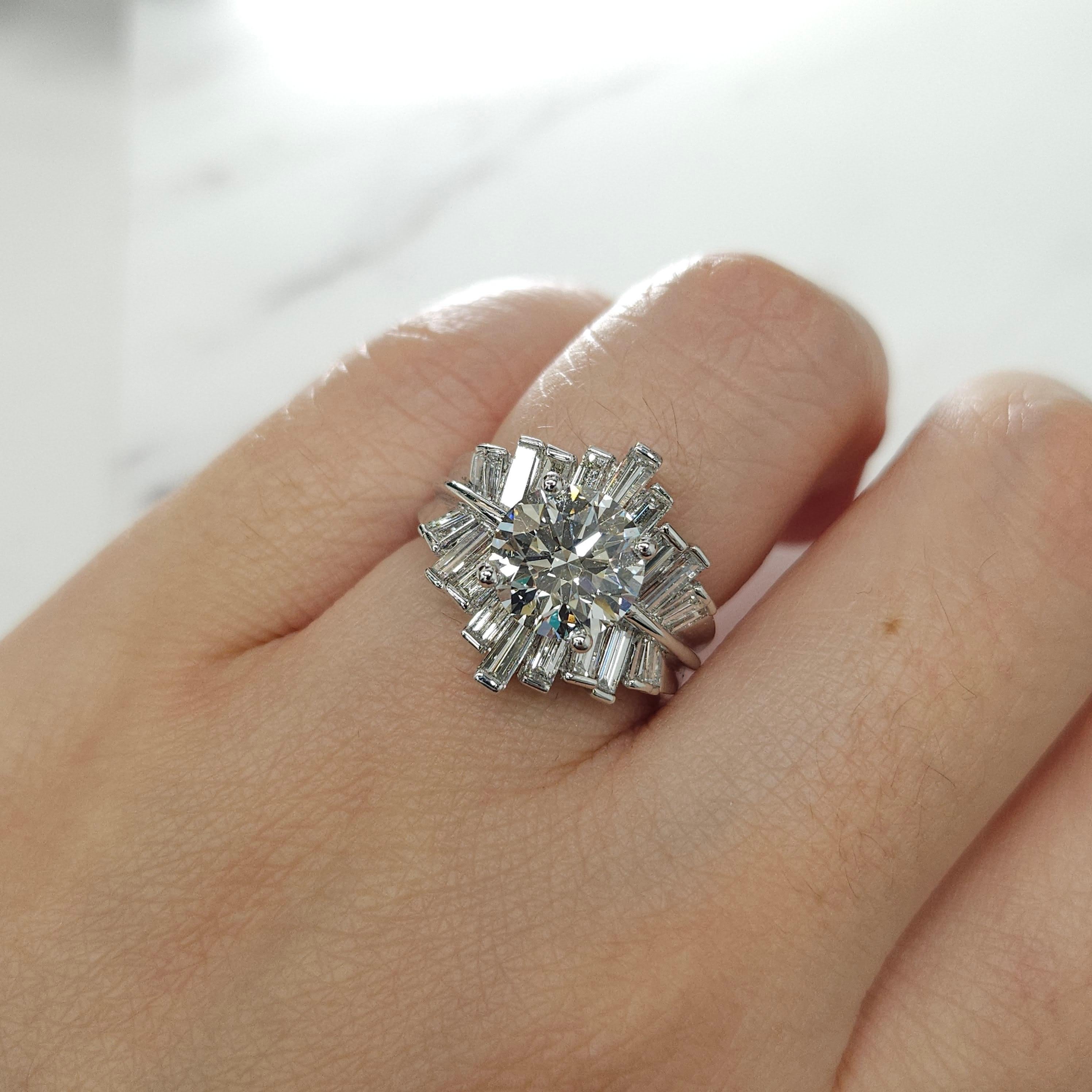 GIA Certified 2.55Carat GIA Diamond Ring in 18K White Gold In New Condition For Sale In KOWLOON, HK