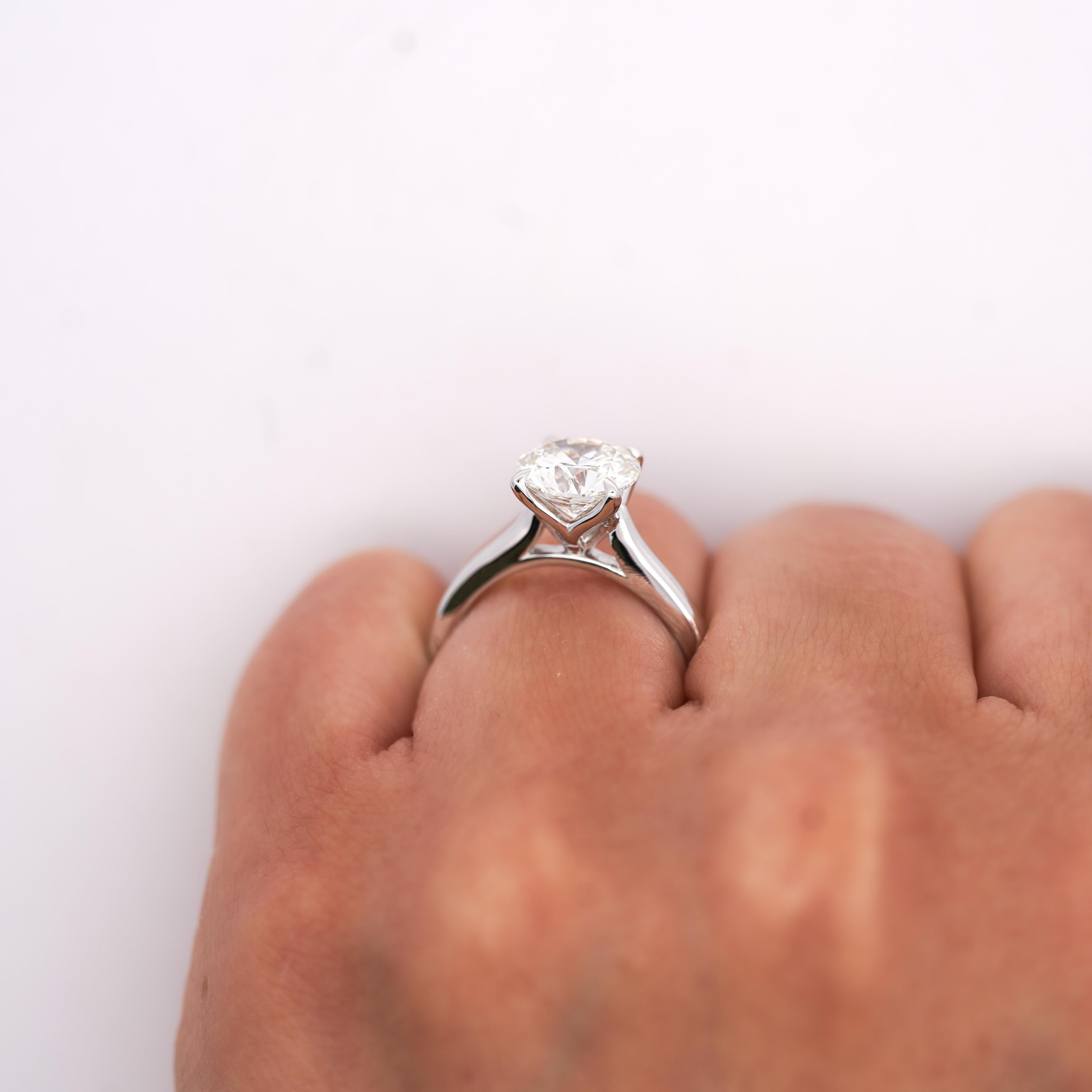 Bague de fiançailles solitaire cathédrale en diamant rond brillant de 2,56 carats certifiée GIA, de couleur I et de pureté SI2, sertie à quatre branches. La bague est de taille 8, ajustable.

Spécifications du produit :
Type d'article : Bague de