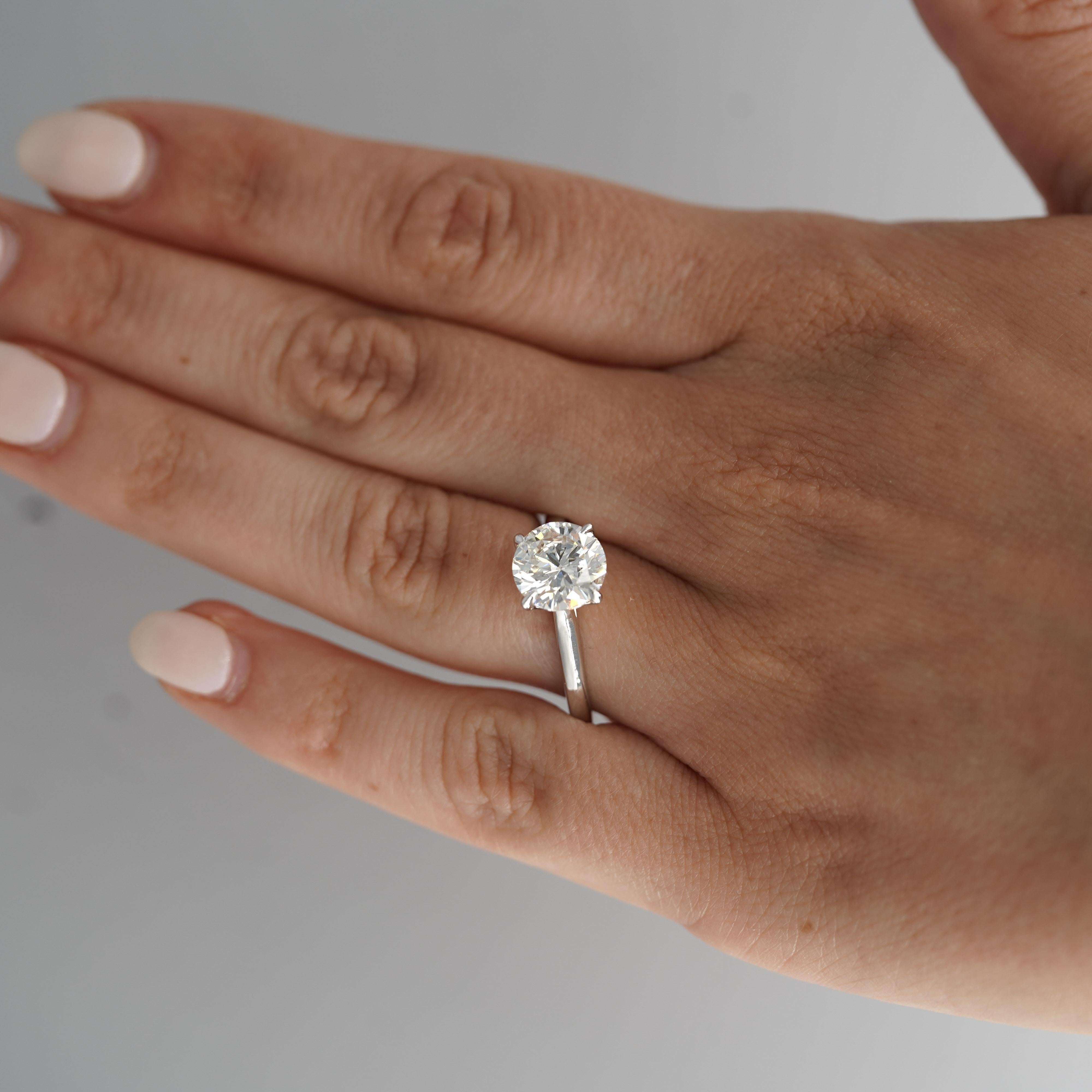 Moderne Bague solitaire cathédrale certifiée GIA de 2,56 carats de diamants taillés en rond en vente