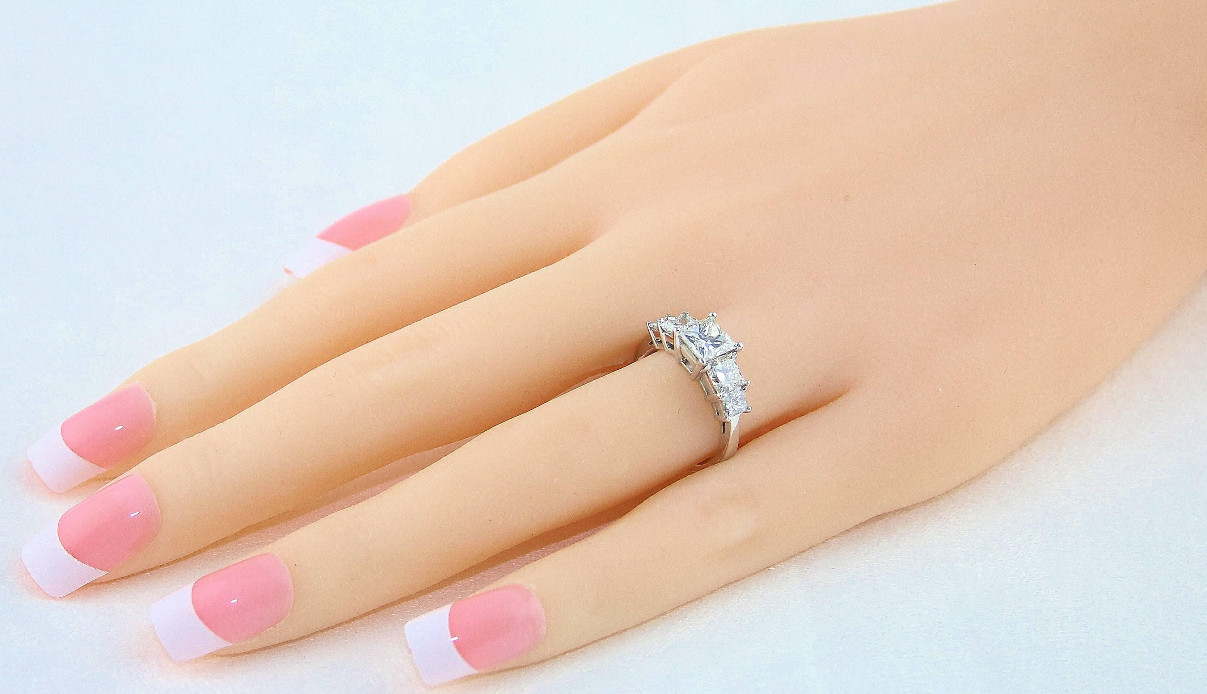 GIA-zertifizierter 2,57-Karat-Diamant im Prinzessinnenschliff Fünf-Stein-Platin-Ring (Zeitgenössisch) im Angebot