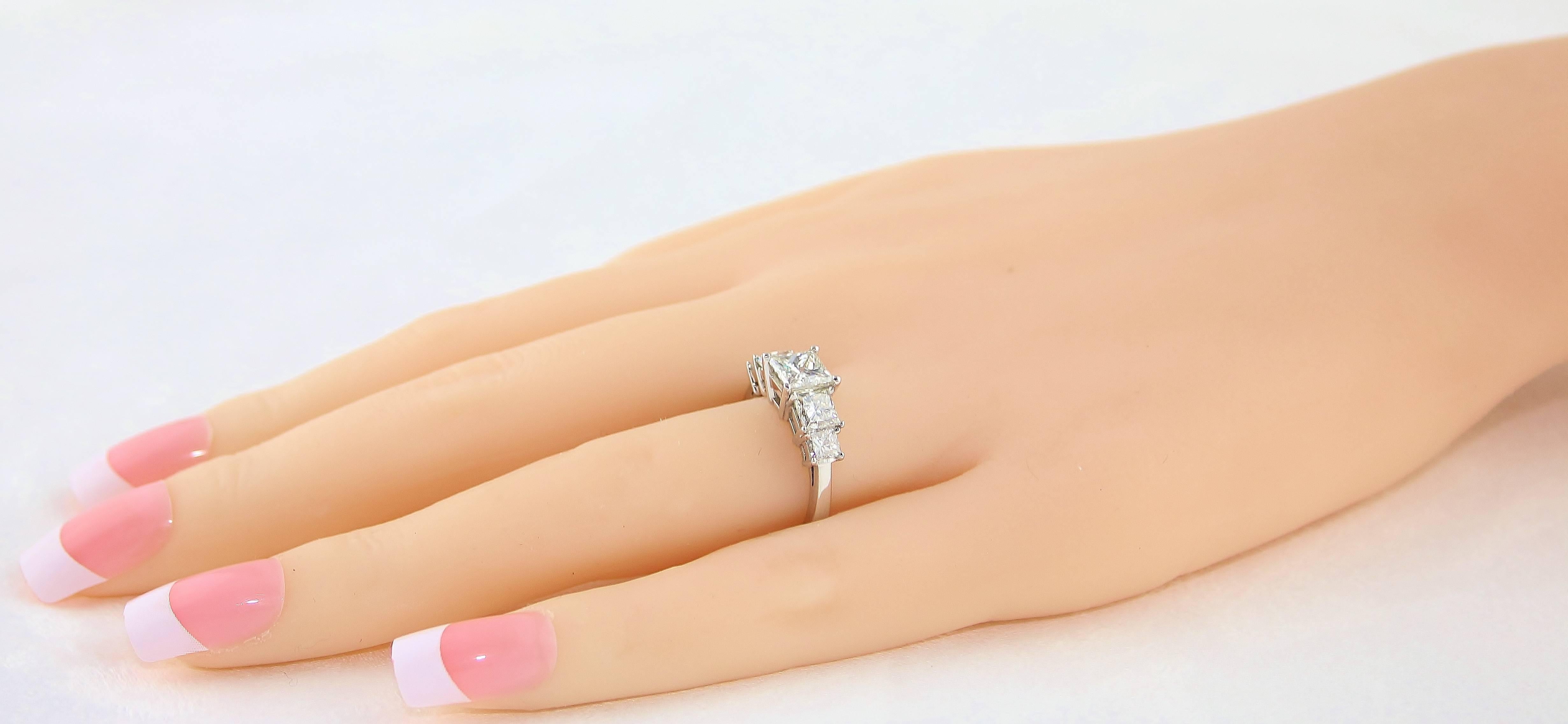 GIA-zertifizierter 2,57-Karat-Diamant im Prinzessinnenschliff Fünf-Stein-Platin-Ring (Carréschliff) im Angebot