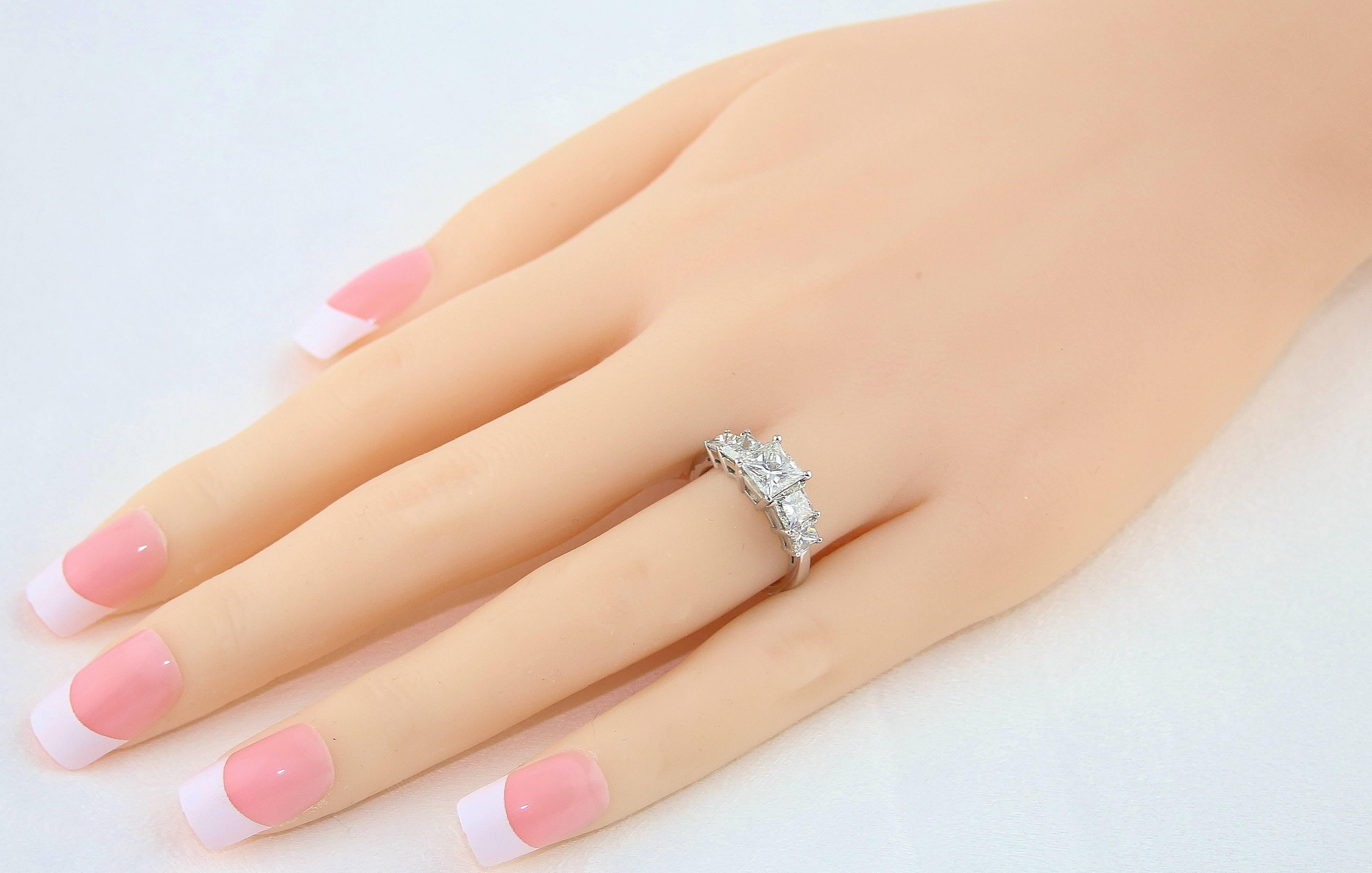 GIA-zertifizierter 2,57-Karat-Diamant im Prinzessinnenschliff Fünf-Stein-Platin-Ring im Zustand „Neu“ im Angebot in New York, NY