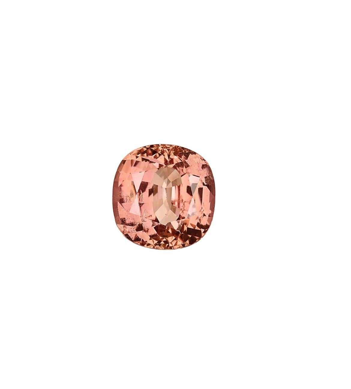 Ein 2,57-karätiger Padparadscha-Saphir zeigt die zartrosa-orange Farbe, für die diese Steine so begehrt sind. Hervorgehoben durch sechs Baguette-Diamanten von insgesamt 0,33 Karat. Der atemberaubende Saphir ist in 18 Karat Roségold mit Platin
