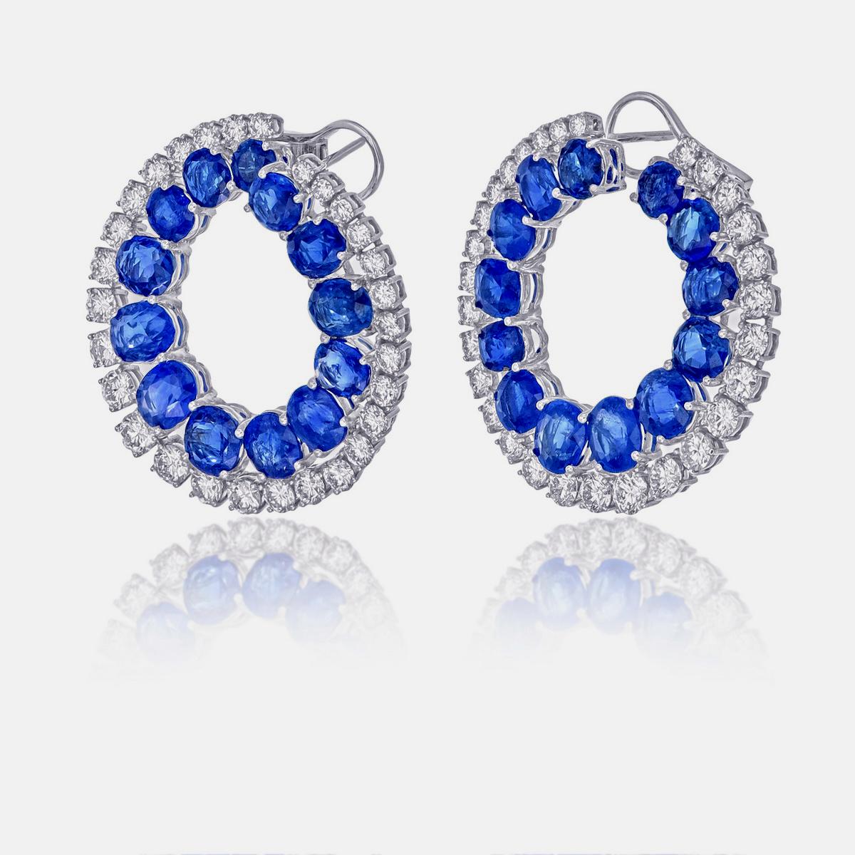 Une paire de boucles d'oreilles neuves en saphir bleu et diamant de la bijouterie REWA.

Ces boucles d'oreilles s'inspirent du design intemporel des cerceaux, avec un accent particulier sur les saphirs bleus naturels de Birmanie, qui sont tous non