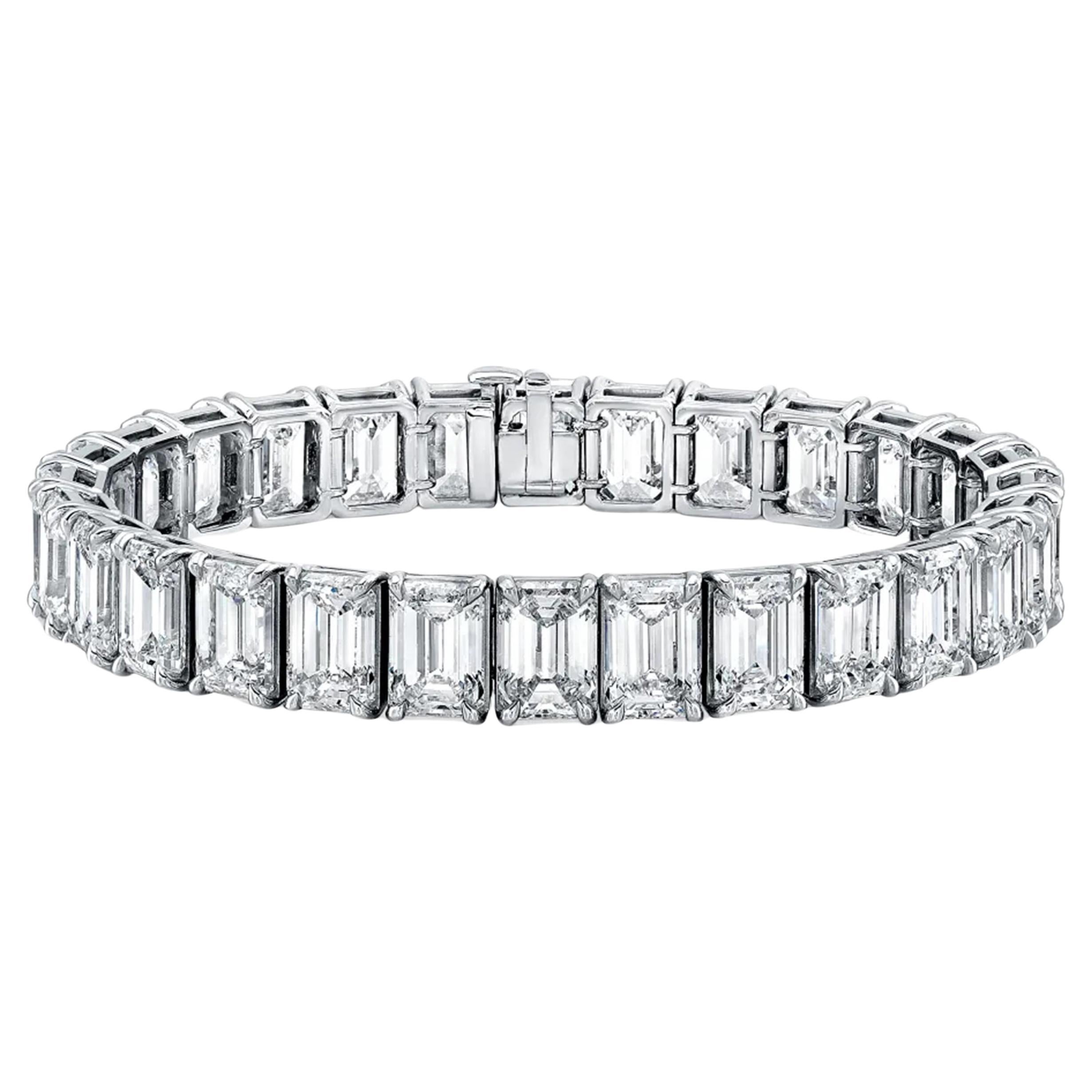 Entdecken Sie die unvergleichliche Raffinesse dieses majestätischen Armbands mit einer makellosen Anordnung von 26 Karat aus 42 GIA-zertifizierten Diamanten im Smaragdschliff, von denen jeder einen außergewöhnlichen F-Farbgrad und eine Reinheit von