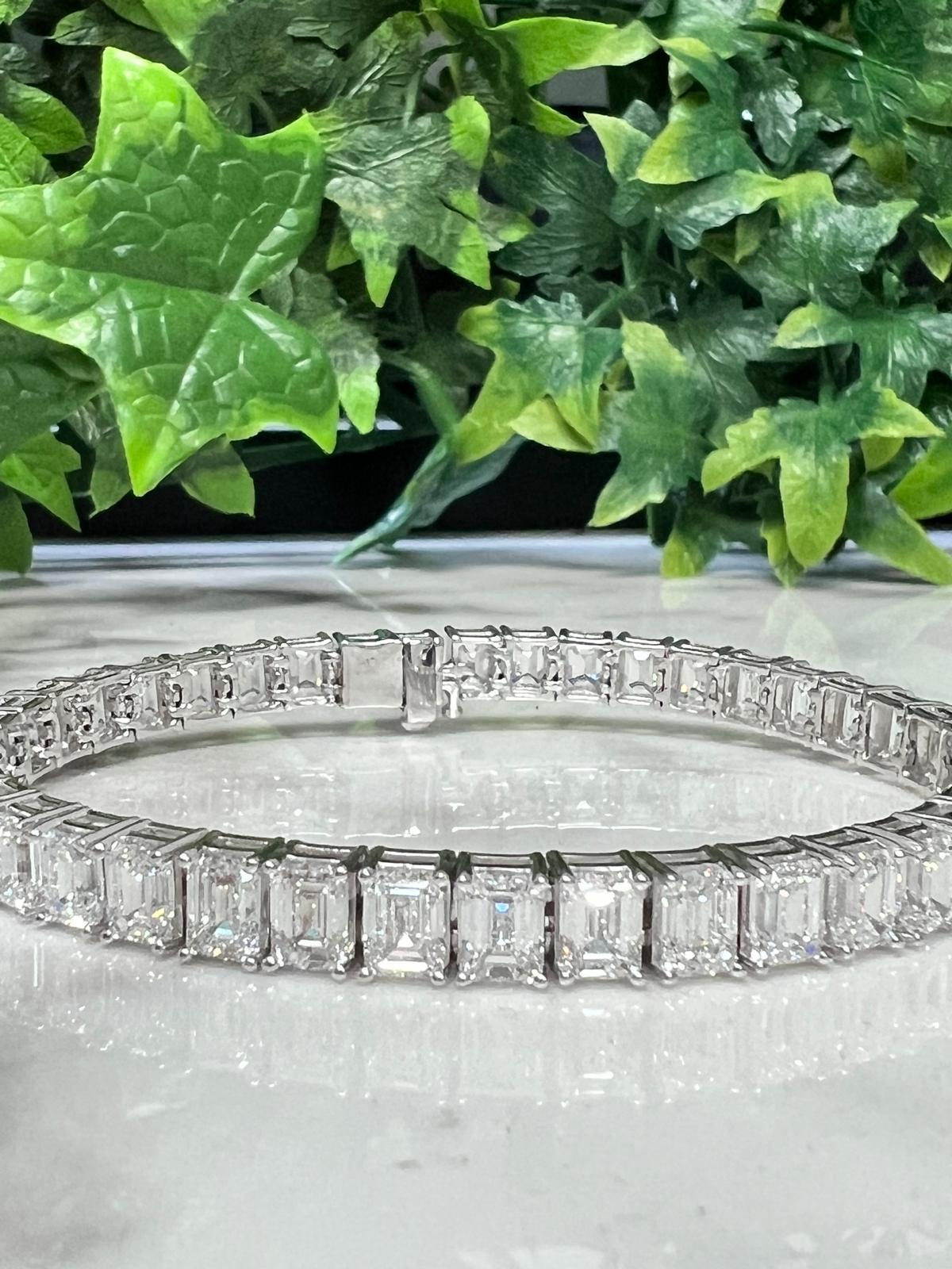 GIA-zertifiziertes Armband mit 26 Karat Diamanten im Smaragdschliff  Damen im Angebot