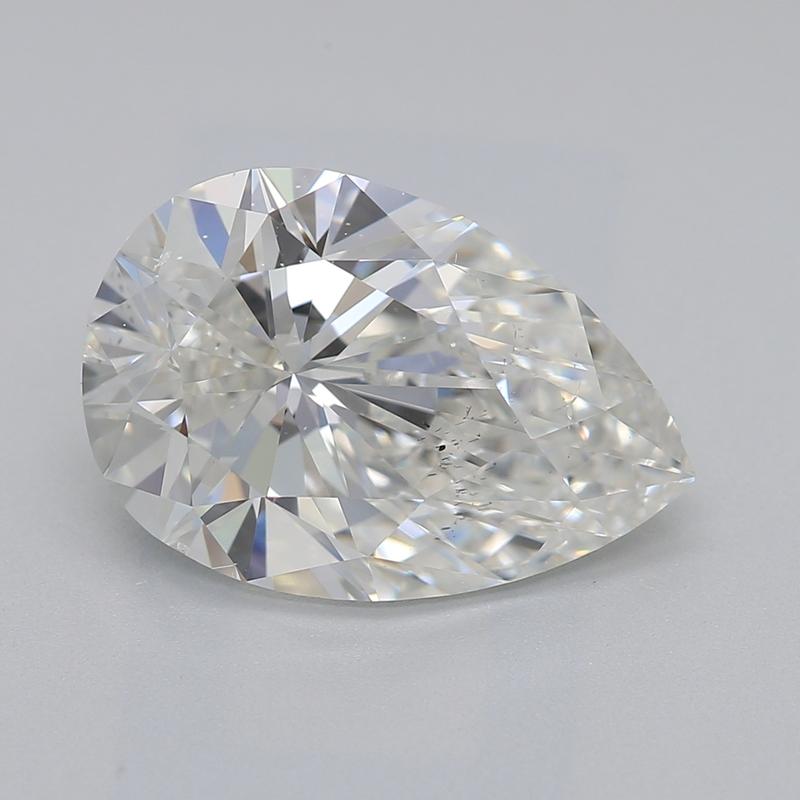 Fabriquée à la main �à New York, cette superbe bague en diamant incarne l'élégance et le charme. Elle est ornée d'un magnifique diamant poire de 2,60, classé H et SI1. Cette pièce exquise présente un halo asymétrique composé de diamants plus petits,