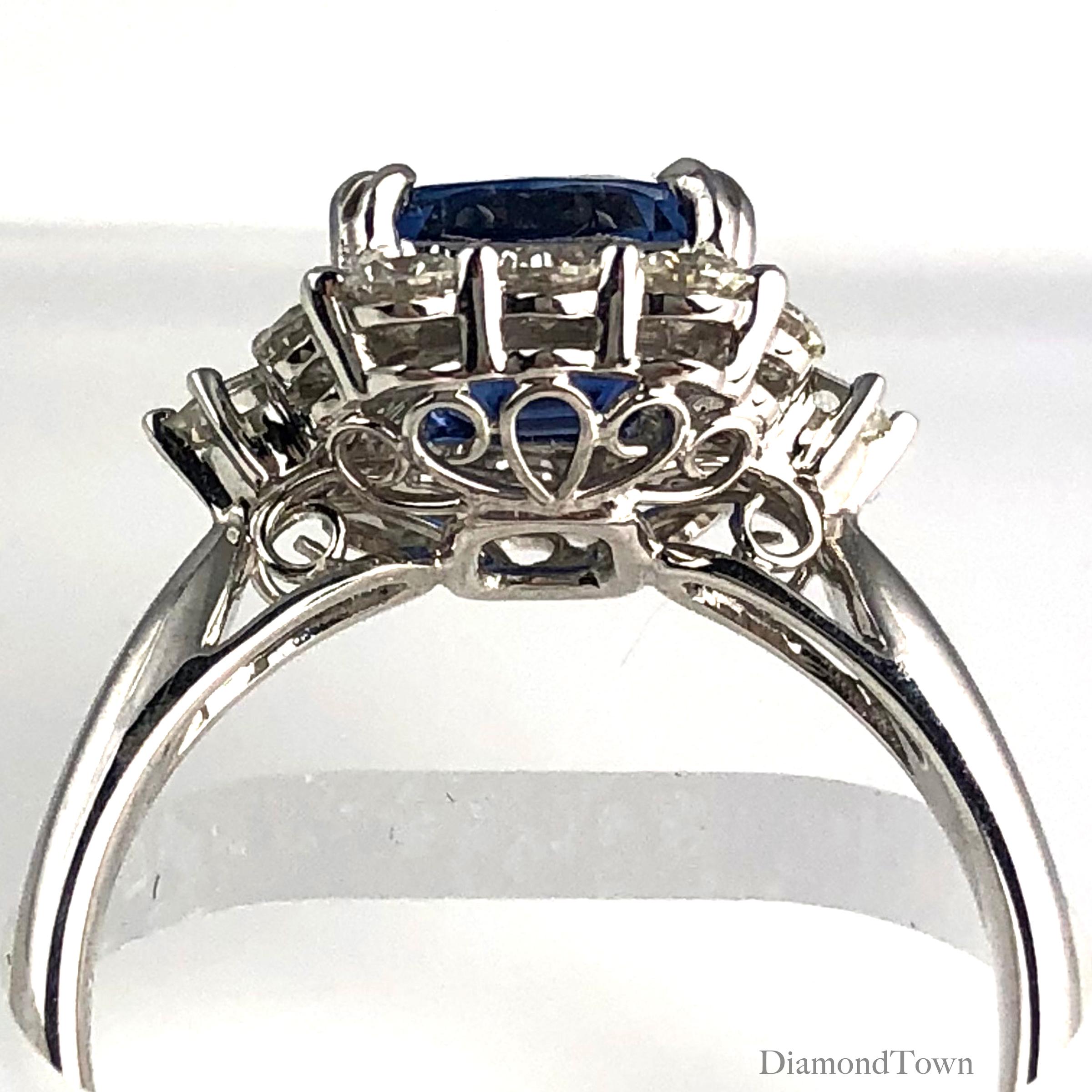 GIA-zertifizierter 2,60 Karat blauer Saphir im Kissenschliff und Diamant-Halo-Ring mit Halo-Ring Ref471 (Zeitgenössisch) im Angebot