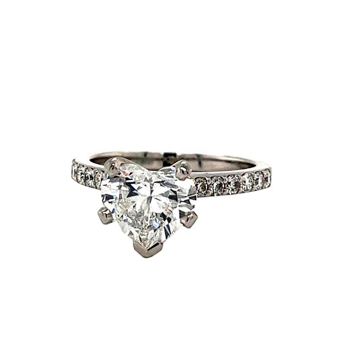 GIA Certified 2.60 Carat Heart Shape Brilliant Cut VVS1 Platinum Diamond Ring In Excellent Condition For Sale In Aventura, FL