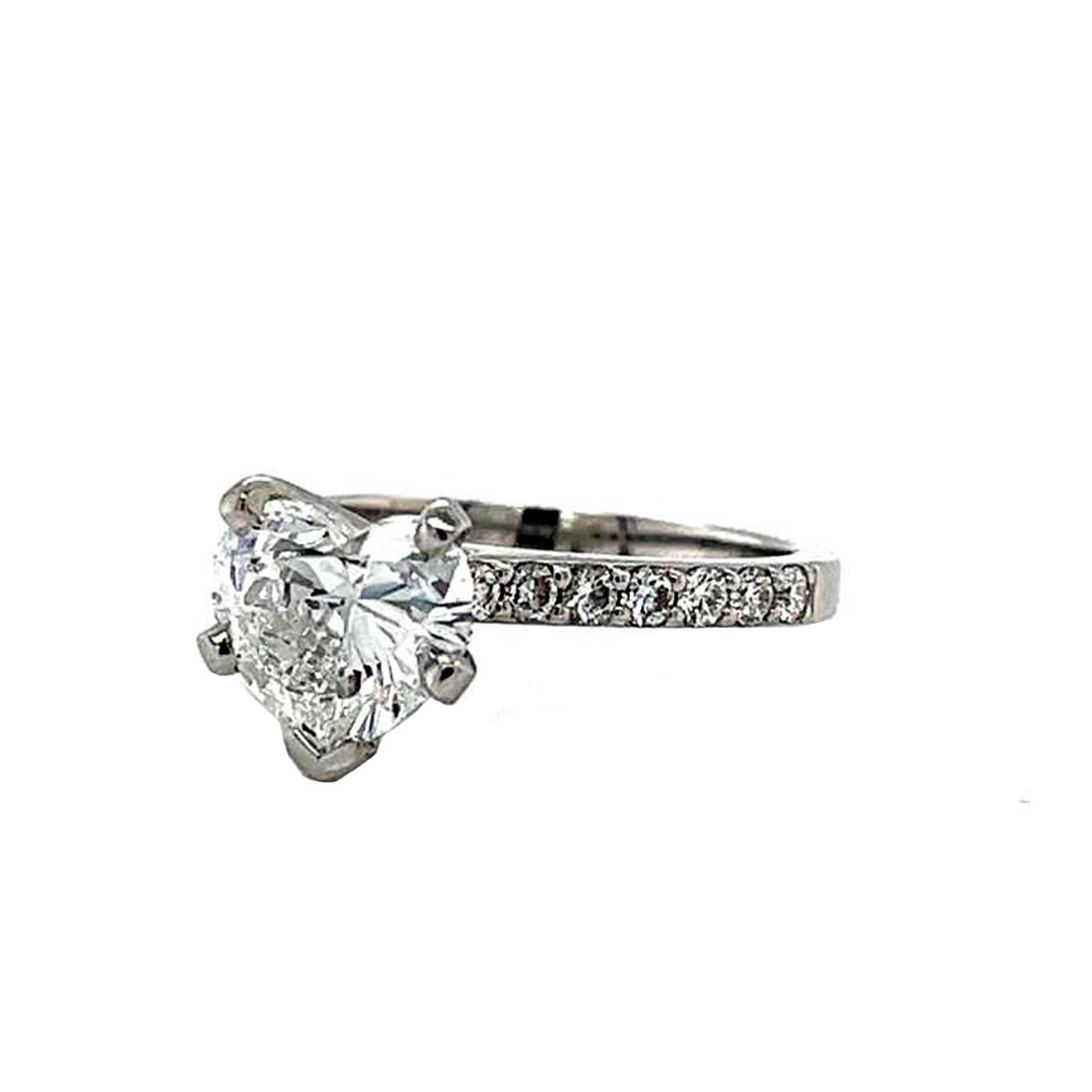 GIA Certified 2.60 Carat Heart Shape Brilliant Cut VVS1 Platinum Diamond Ring For Sale 2