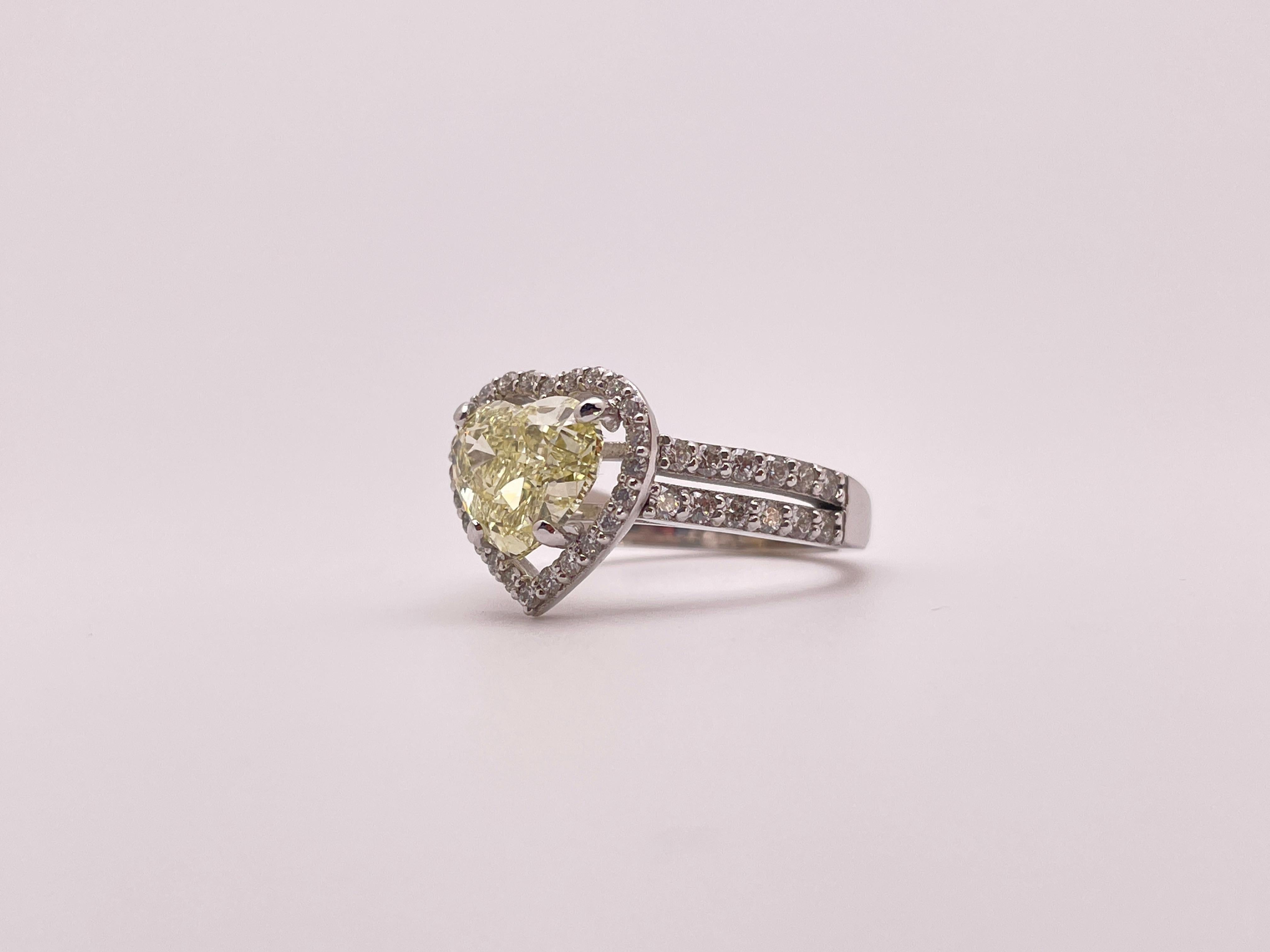 Taille cœur Bague de fiançailles 18 carats avec diamant cœur jaune fantaisie naturel de 2,61 carats certifié par le GIA en vente