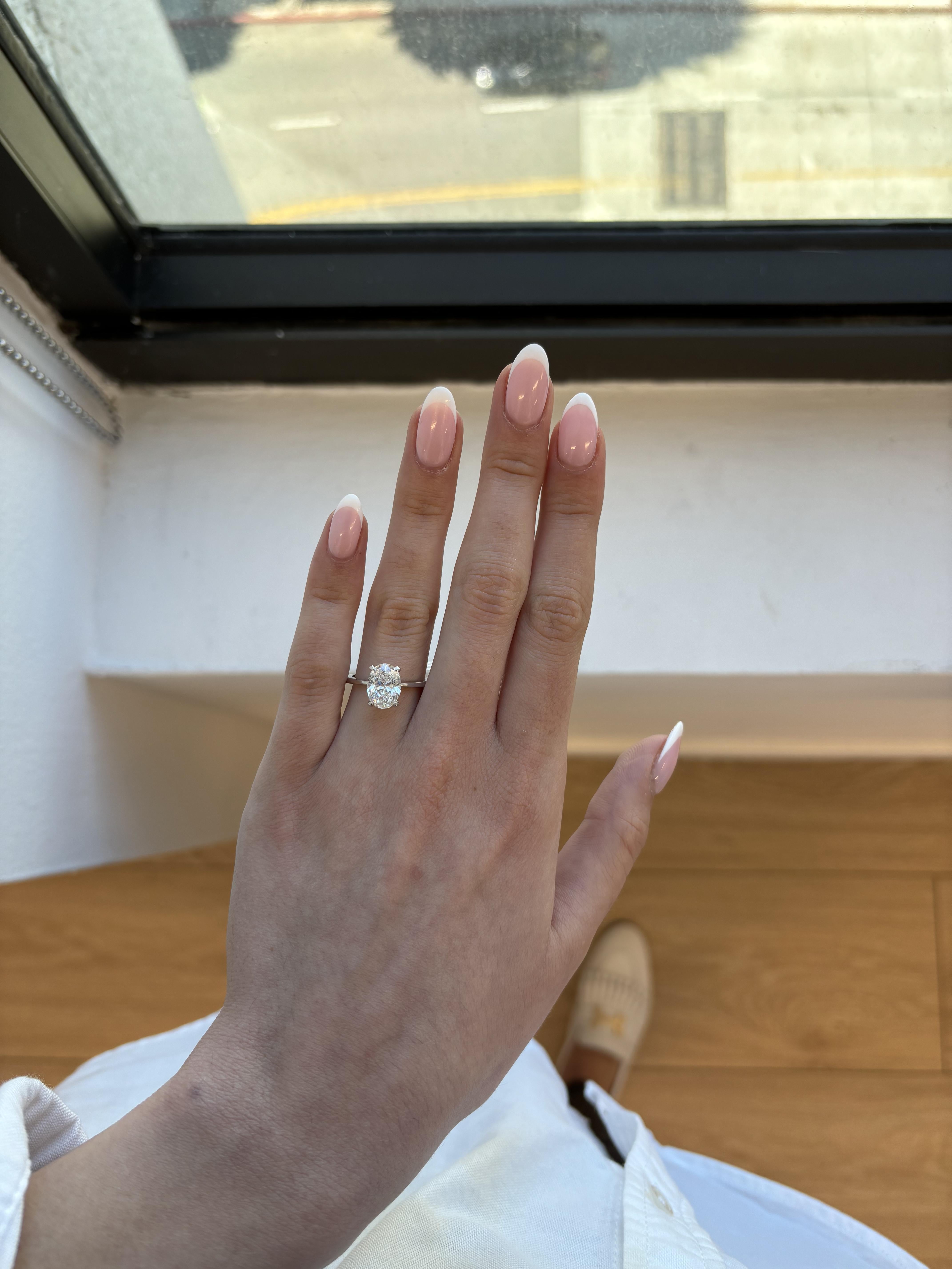Anello di fidanzamento classico con diamante solitario.
Diamante ovale brillante da 2,61 carati. Certificato GIA con grado di colore D e grado di purezza SI1. Oro bianco 14 carati, 3,13 grammi, misura attuale dell'anello 6,5.
Su richiesta, una volta