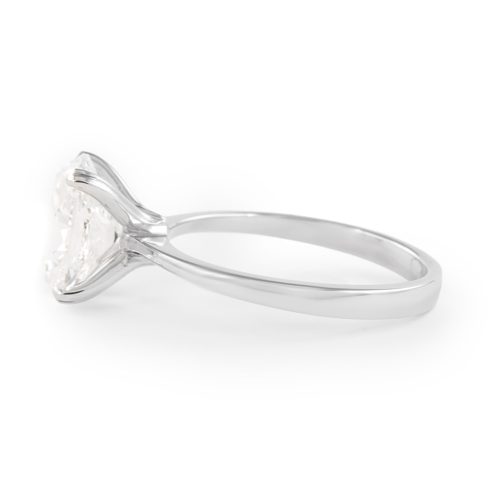 Anello di fidanzamento con diamanti D SI1 con taglio ovale certificato GIA da 2,61 carati in oro bianco In condizioni Nuovo in vendita a BEVERLY HILLS, CA