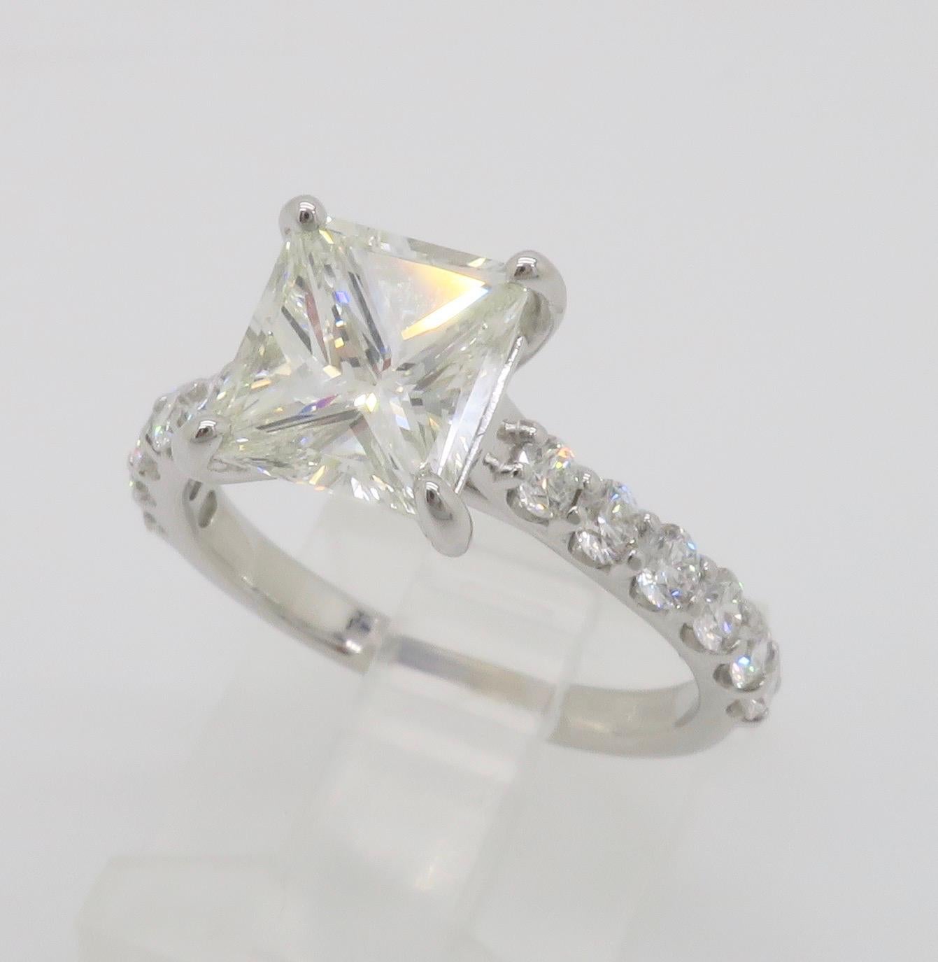 Bague en or blanc 14k certifiée GIA avec un diamant de taille Princesse de 2.62CTW  en vente 13