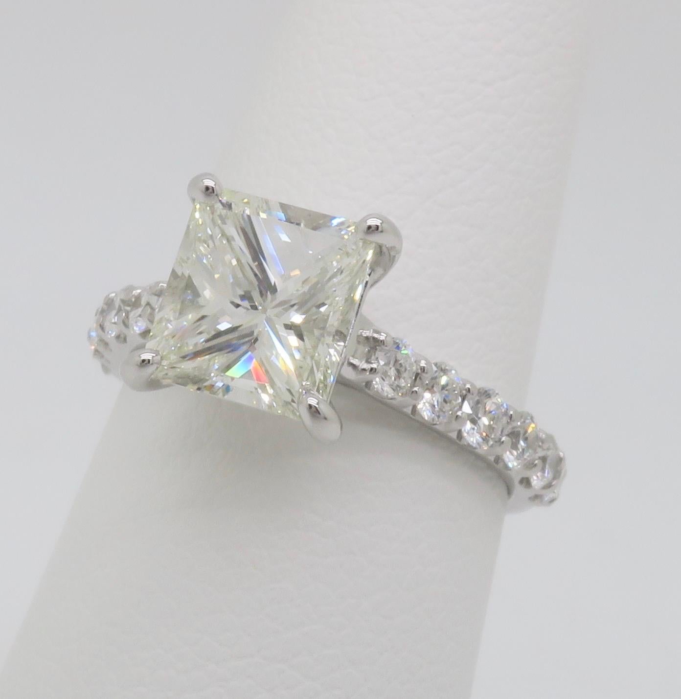 Bague en or blanc 14k certifiée GIA avec un diamant de taille Princesse de 2.62CTW  Pour femmes en vente