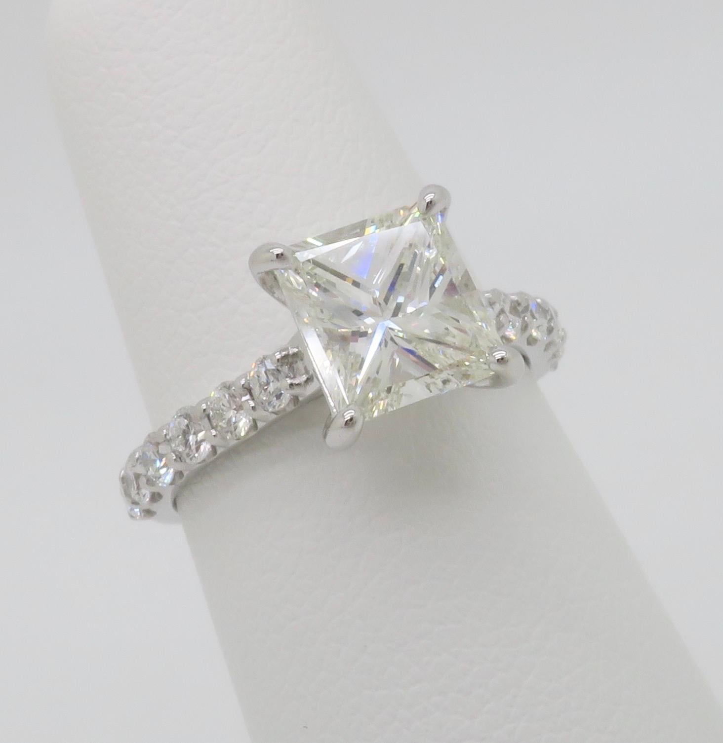 Bague en or blanc 14k certifiée GIA avec un diamant de taille Princesse de 2.62CTW  en vente 1