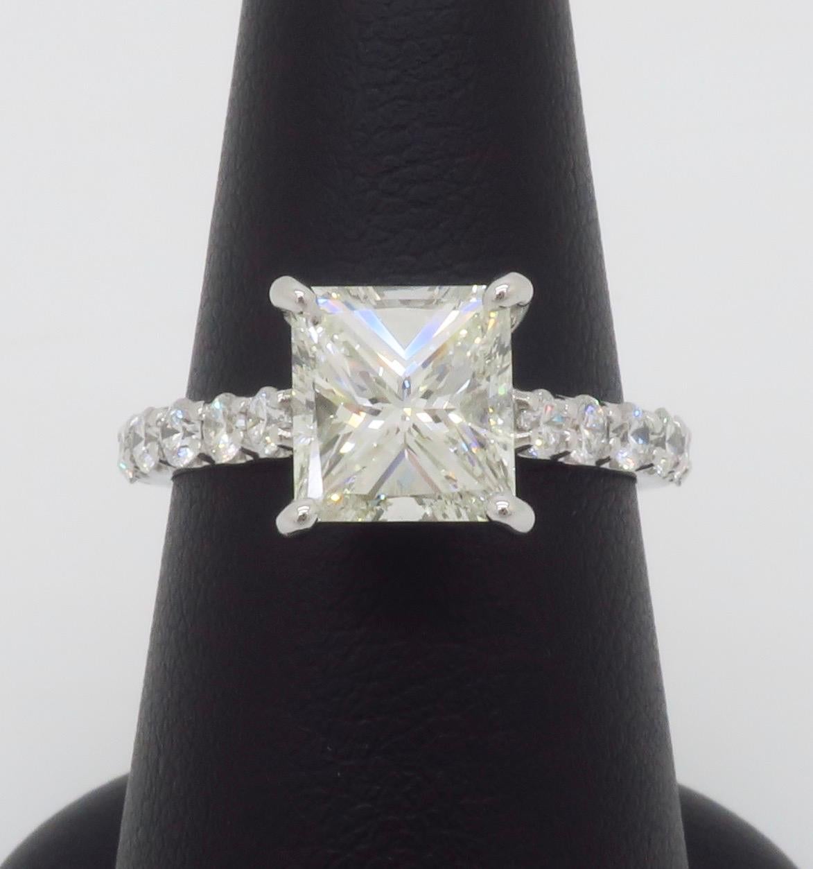 Bague en or blanc 14k certifiée GIA avec un diamant de taille Princesse de 2.62CTW  en vente 2
