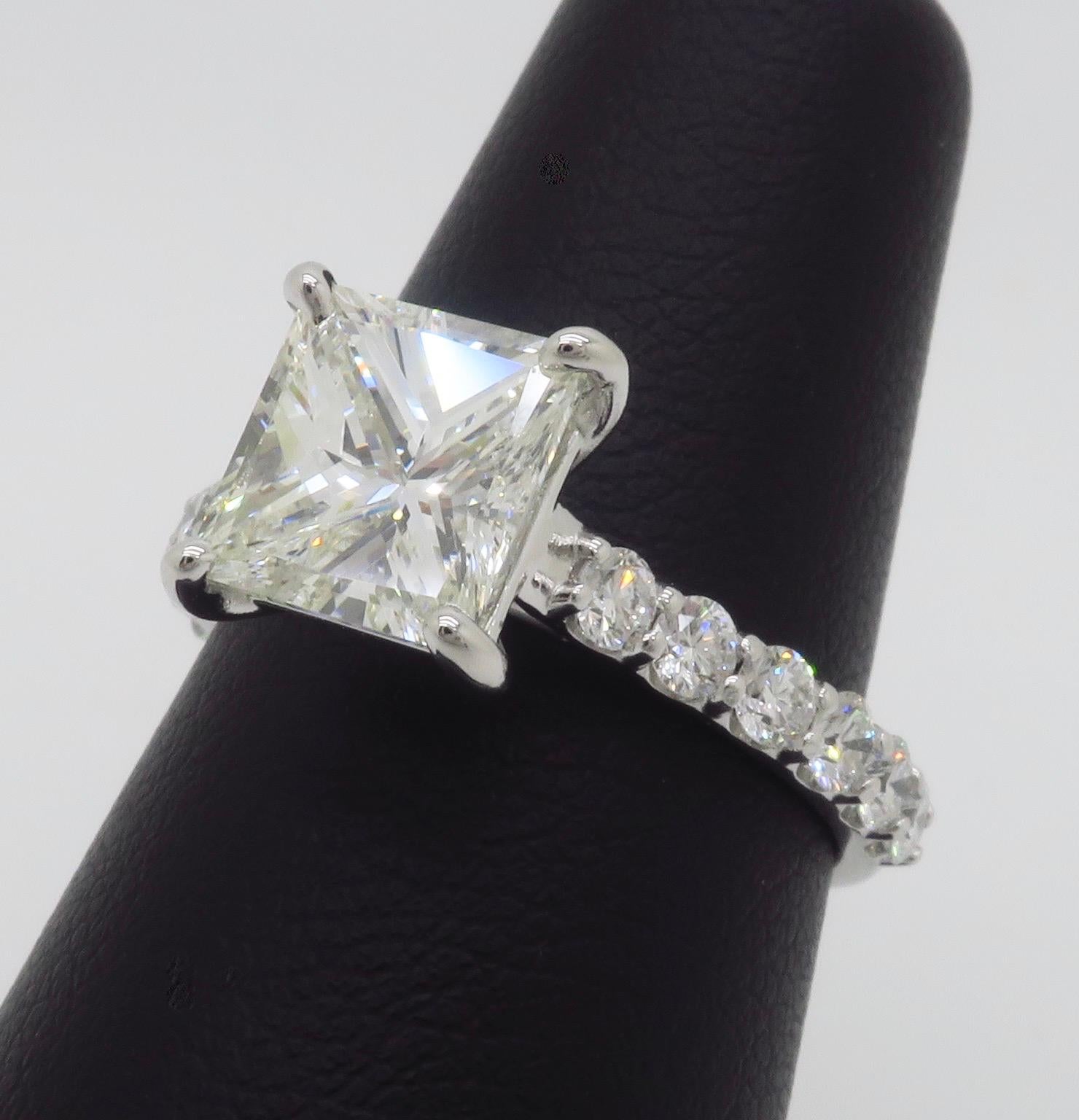 Bague en or blanc 14k certifiée GIA avec un diamant de taille Princesse de 2.62CTW  en vente 3