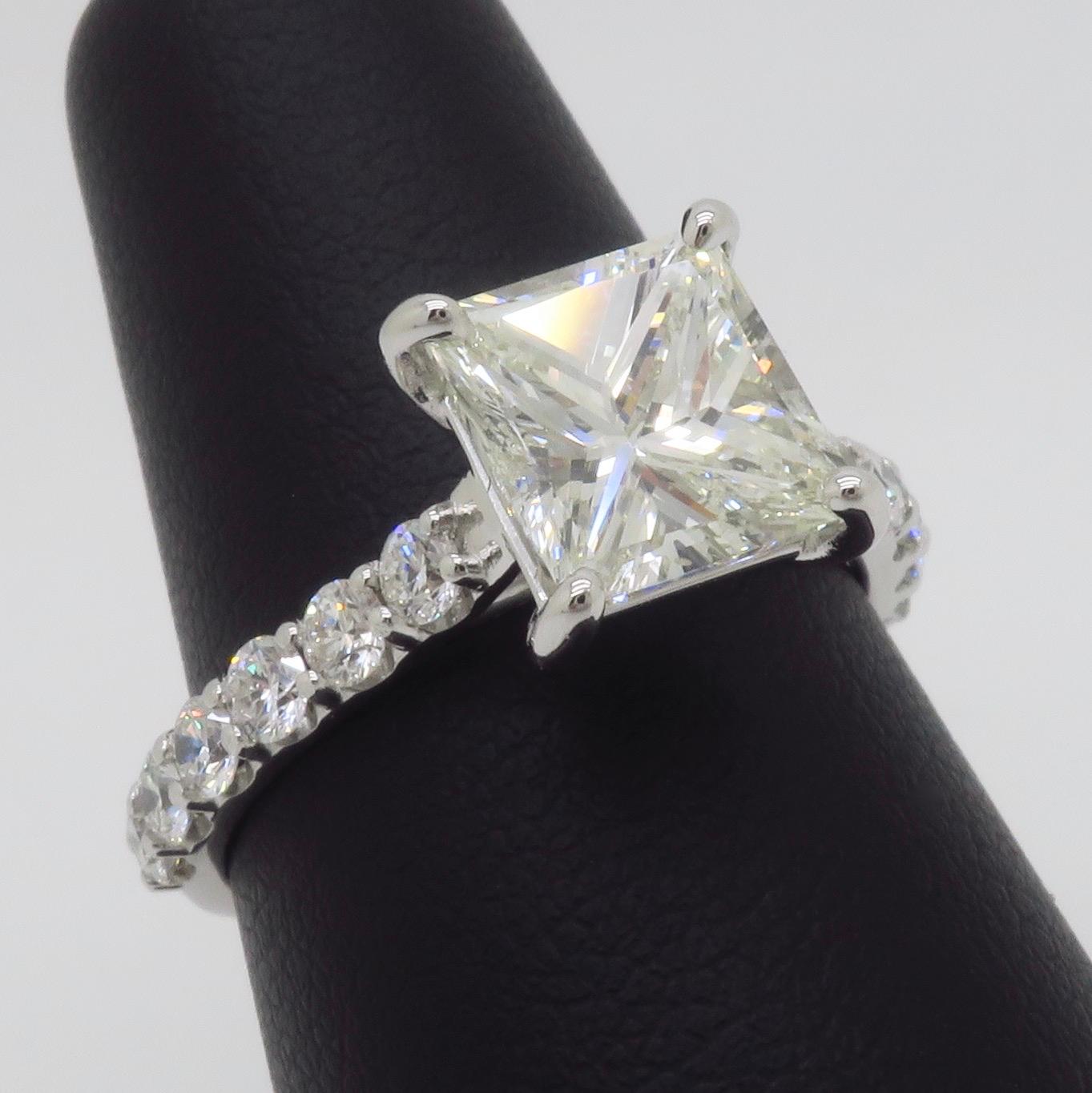 Bague en or blanc 14k certifiée GIA avec un diamant de taille Princesse de 2.62CTW  en vente 4