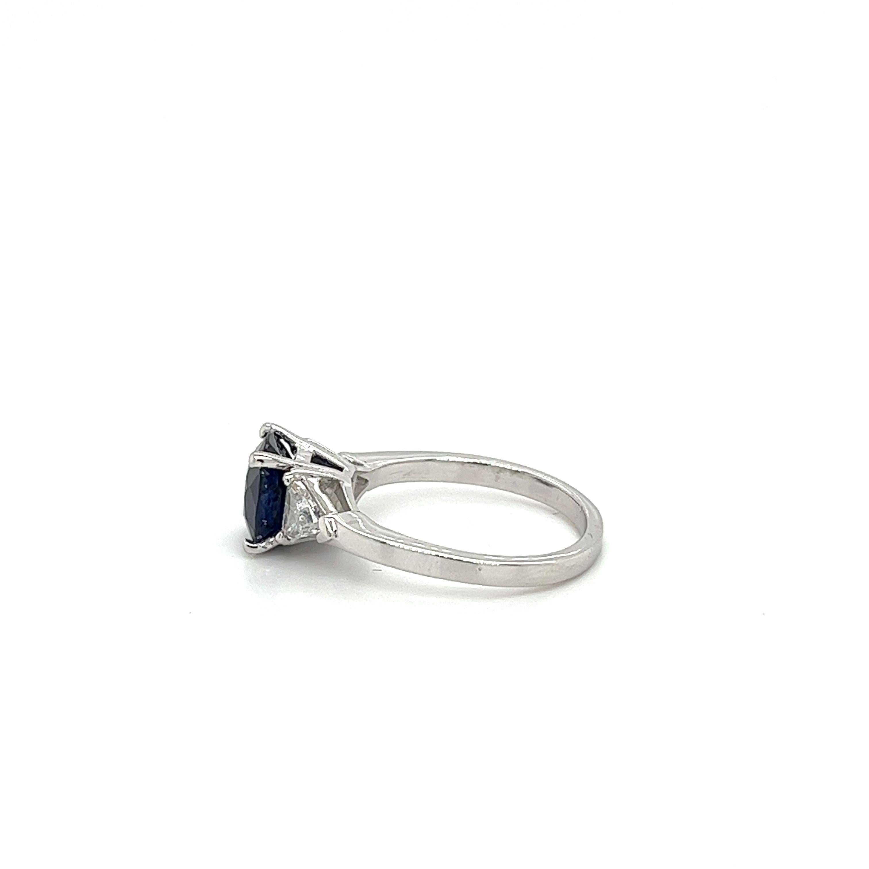 Modern GIA Certified 2.63 Carat Blue Sapphire Ring with Trillion Cut Diamond Sidestones For Sale