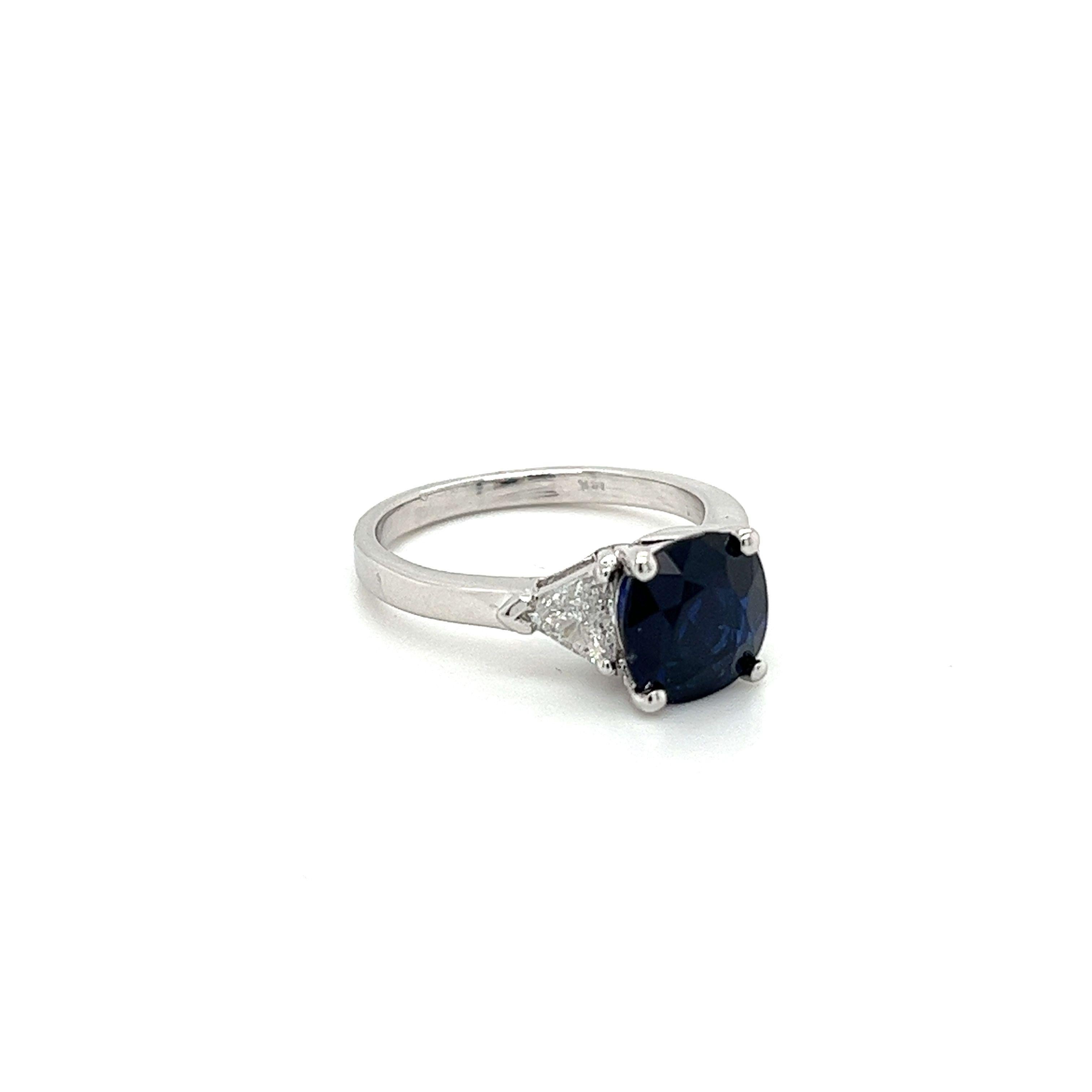 GIA Certified 2.63 Carat Blue Sapphire Ring with Trillion Cut Diamond Sidestones For Sale 1