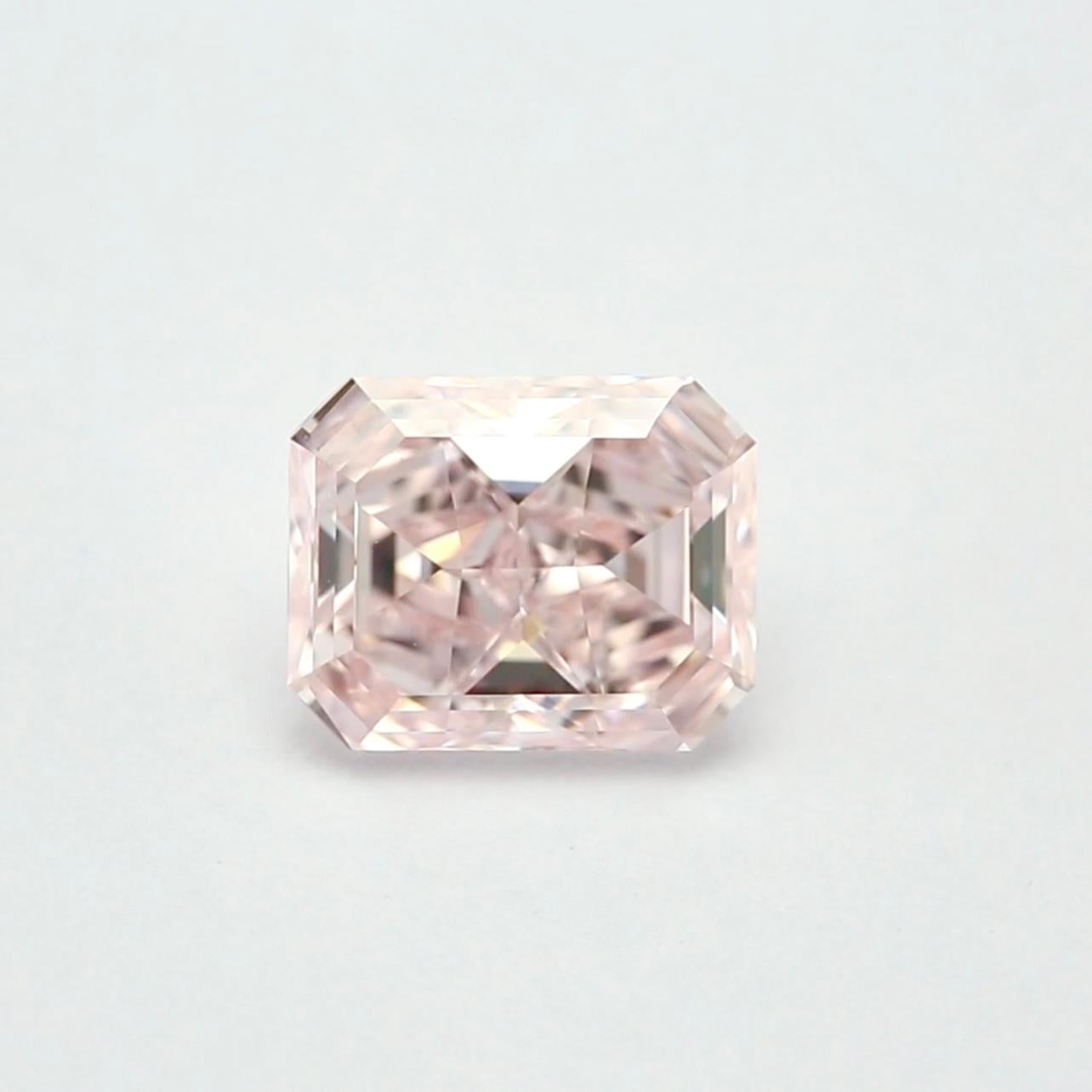 GIA Certified 2.64 Fancy Light Pink Radiant Cut Diamond In New Condition For Sale In Ramat Gan, IL