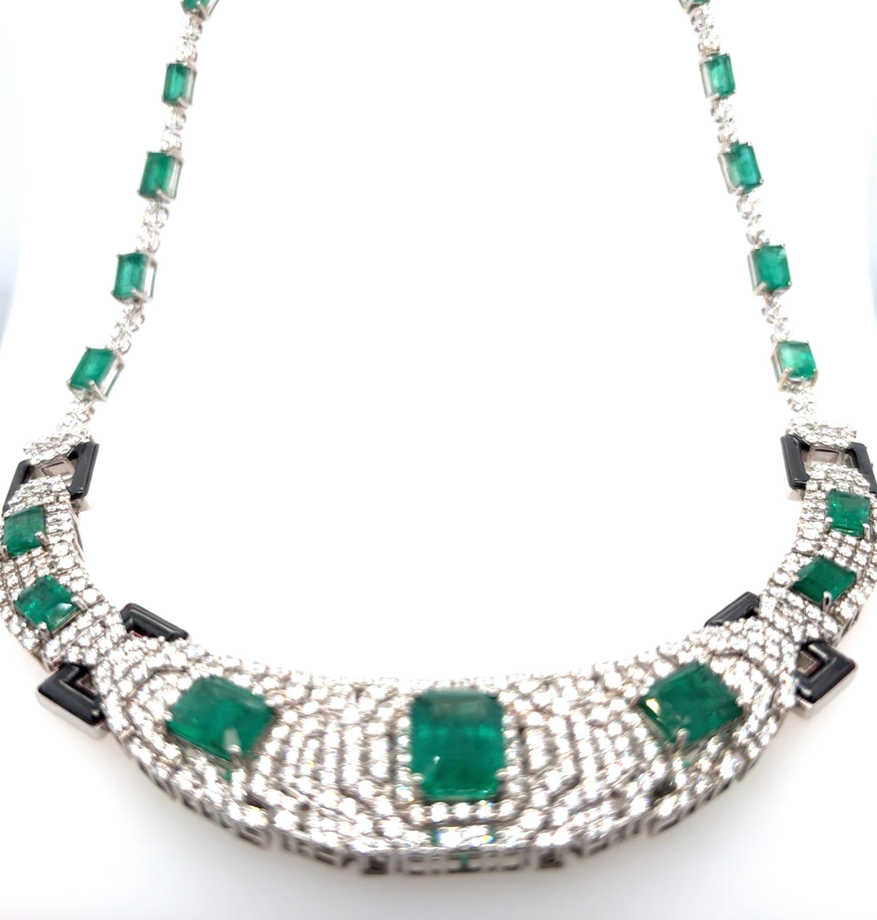 Designer 26,42 Karat Smaragd und Diamant Halskette mit schwarzem Emaille Finish
Diese exquisit gefertigte Halskette aus 18 Karat Weißgold ist ein wahres Statement für Luxus. Sie präsentiert einen atemberaubenden Smaragd von 26,42 Karat, der durch