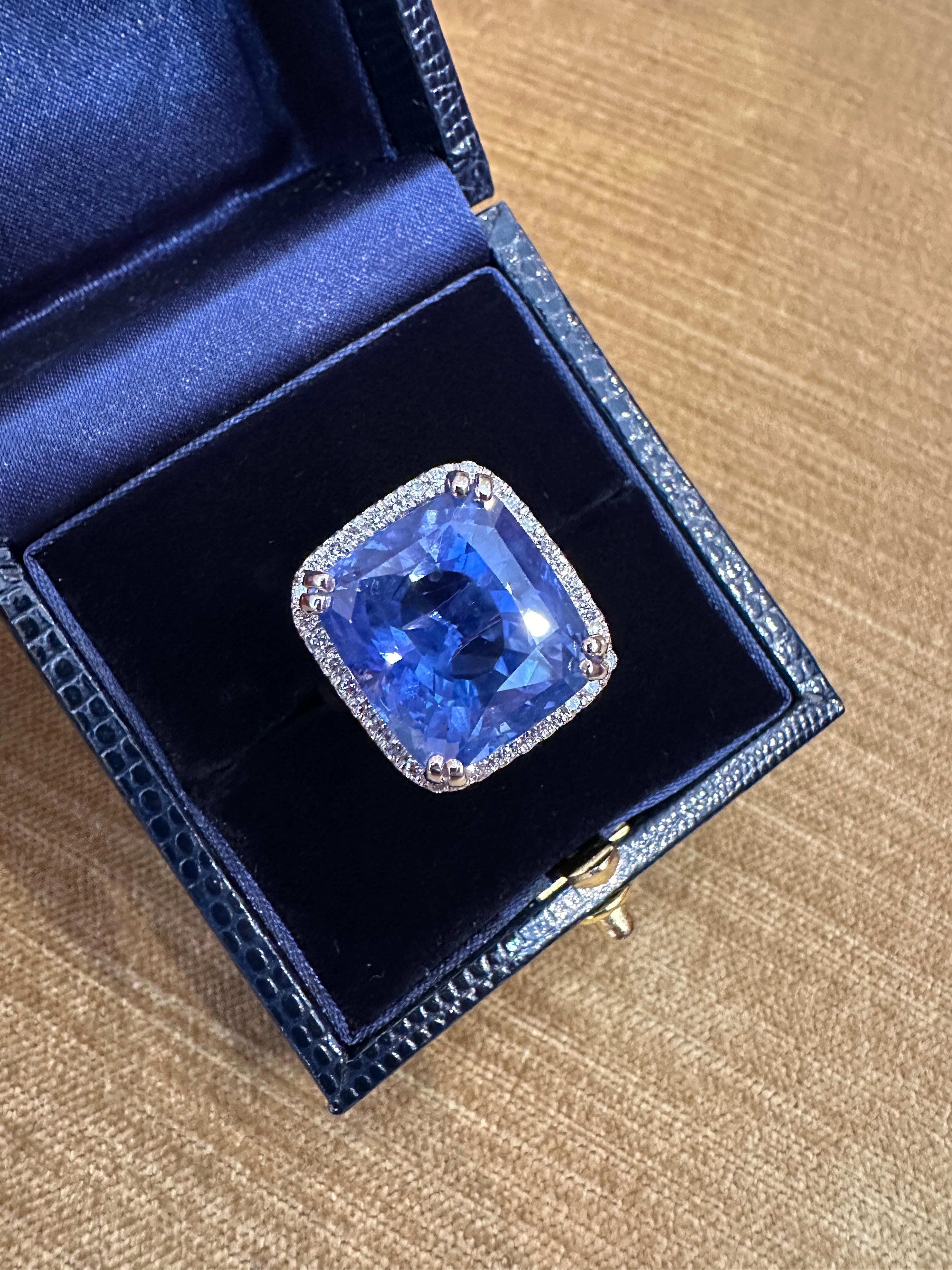 Platinring, GIA-zertifizierter 26,75 Karat unerhitzter Ceylon-Saphir & Diamant-Halo mit Halo (Kissenschliff) im Angebot