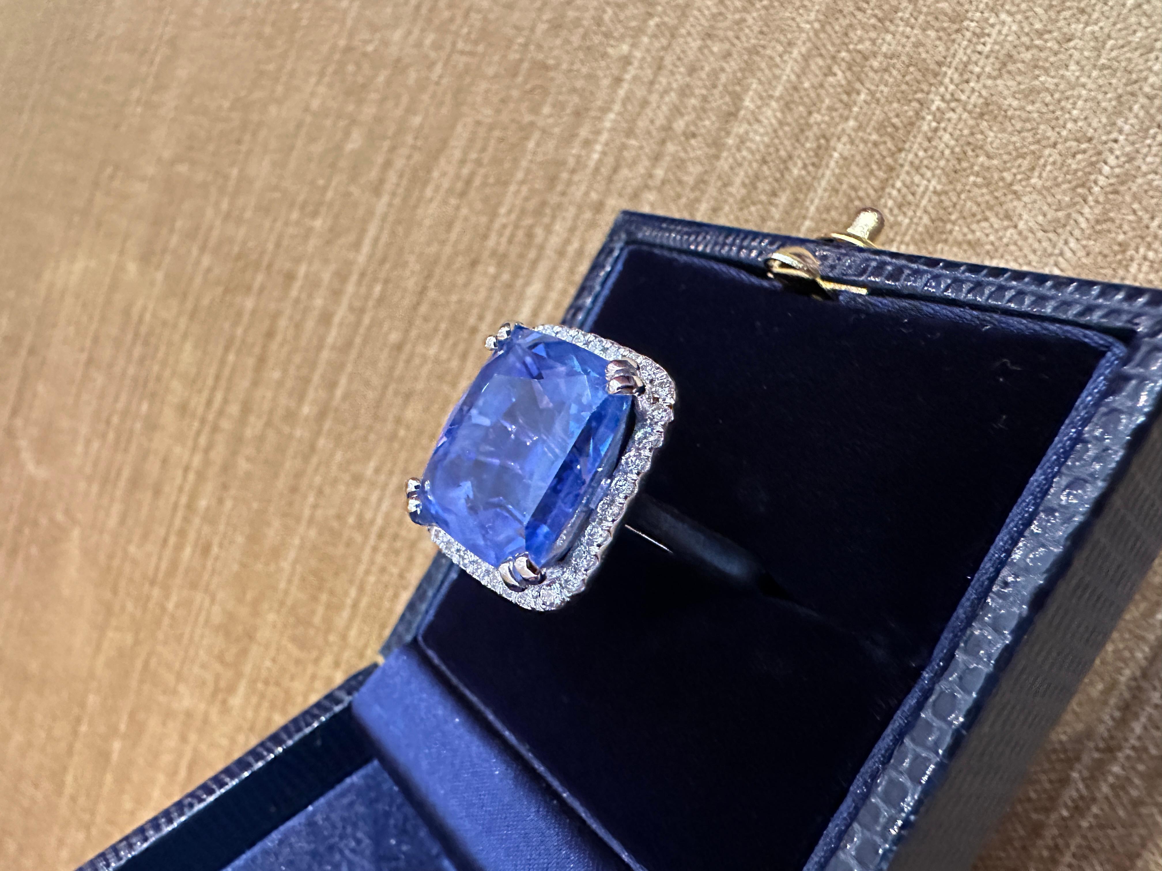 Platinring, GIA-zertifizierter 26,75 Karat unerhitzter Ceylon-Saphir & Diamant-Halo mit Halo im Zustand „Hervorragend“ im Angebot in La Jolla, CA