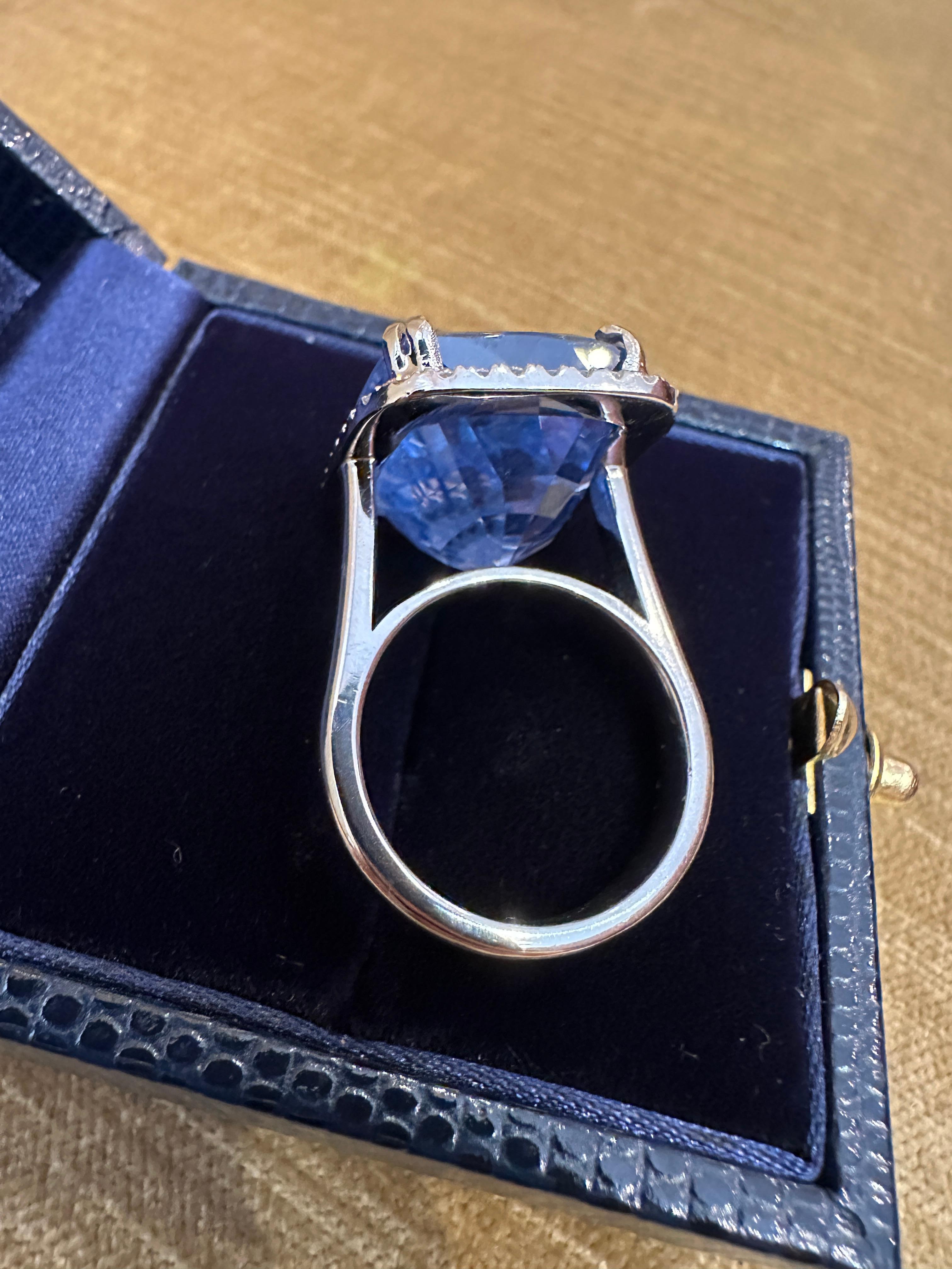 Platinring, GIA-zertifizierter 26,75 Karat unerhitzter Ceylon-Saphir & Diamant-Halo mit Halo Damen im Angebot
