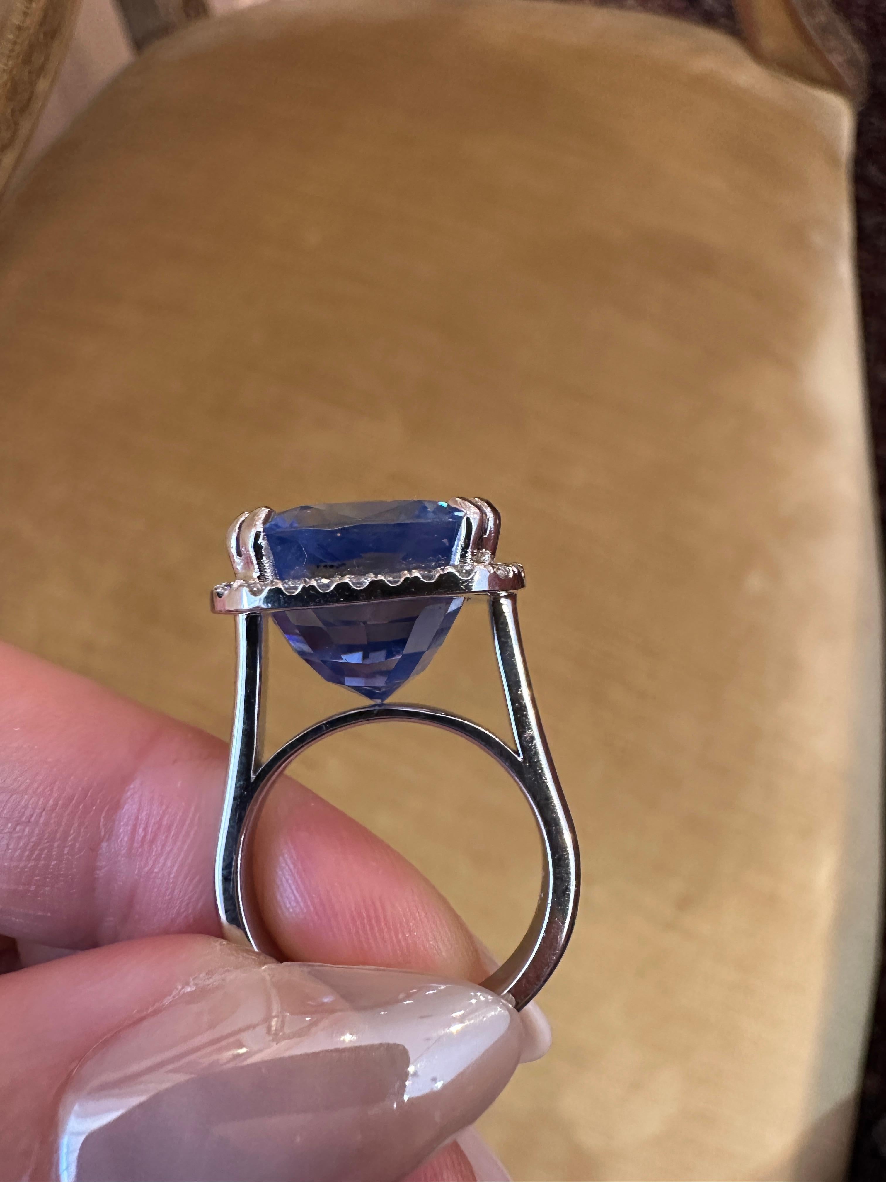 Platinring, GIA-zertifizierter 26,75 Karat unerhitzter Ceylon-Saphir & Diamant-Halo mit Halo im Angebot 3