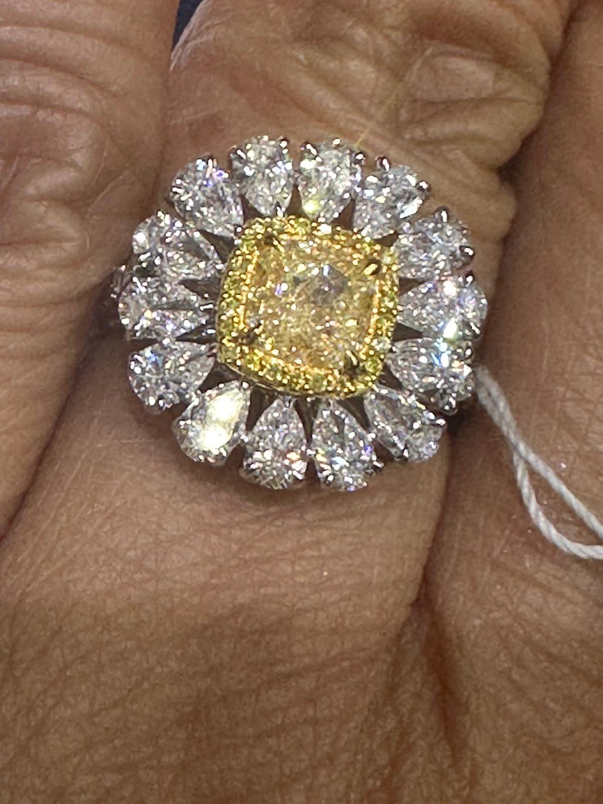 GIA-zertifizierter Ring mit 2,685 Karat gelbem Diamant im Kissenschliff und weißem Damond im Angebot 7