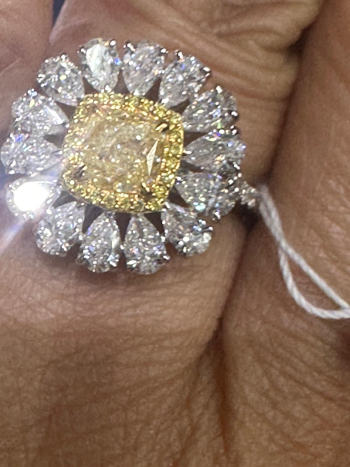 GIA-zertifizierter Ring mit 2,685 Karat gelbem Diamant im Kissenschliff und weißem Damond (Moderne) im Angebot