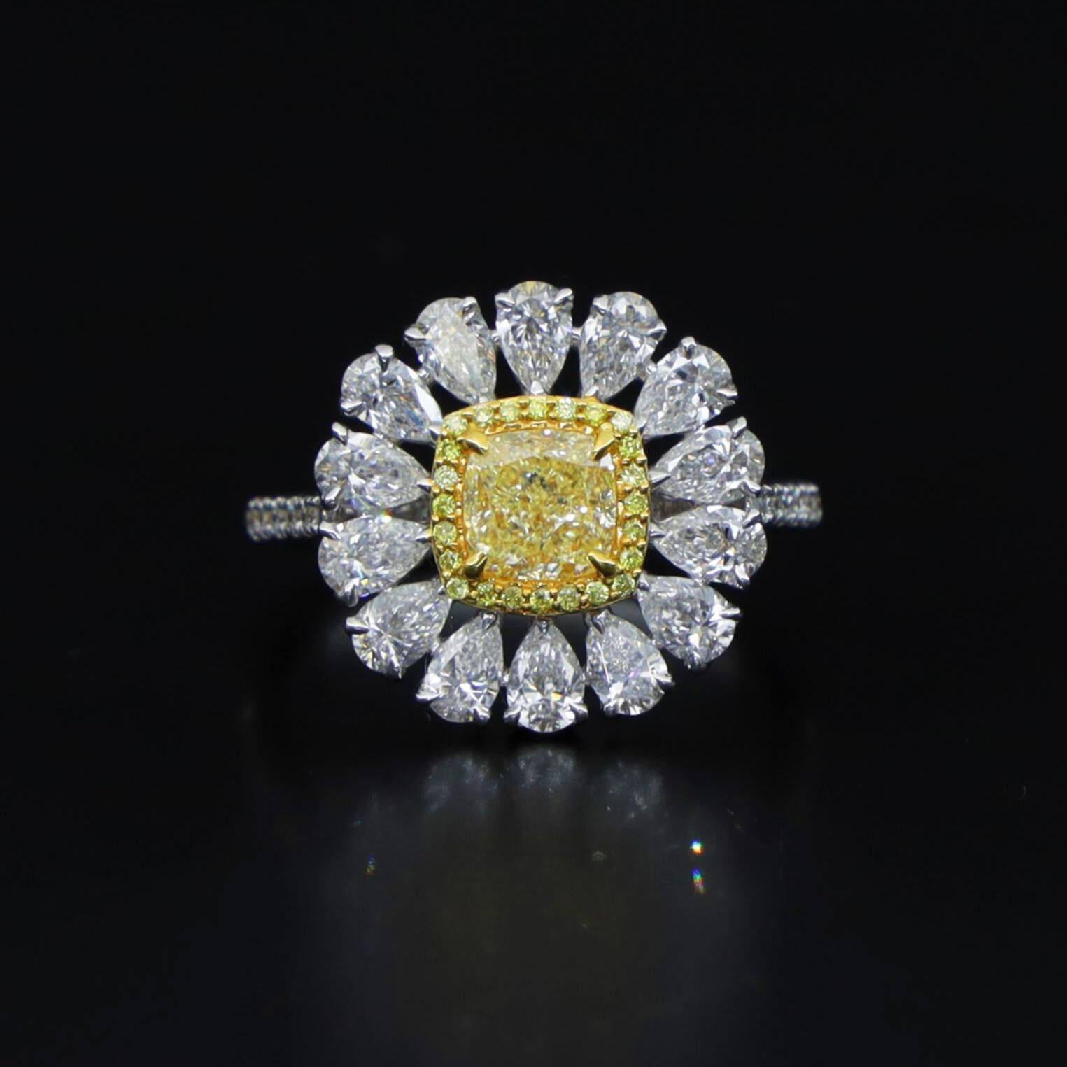 GIA-zertifizierter Ring mit 2,685 Karat gelbem Diamant im Kissenschliff und weißem Damond Damen im Angebot