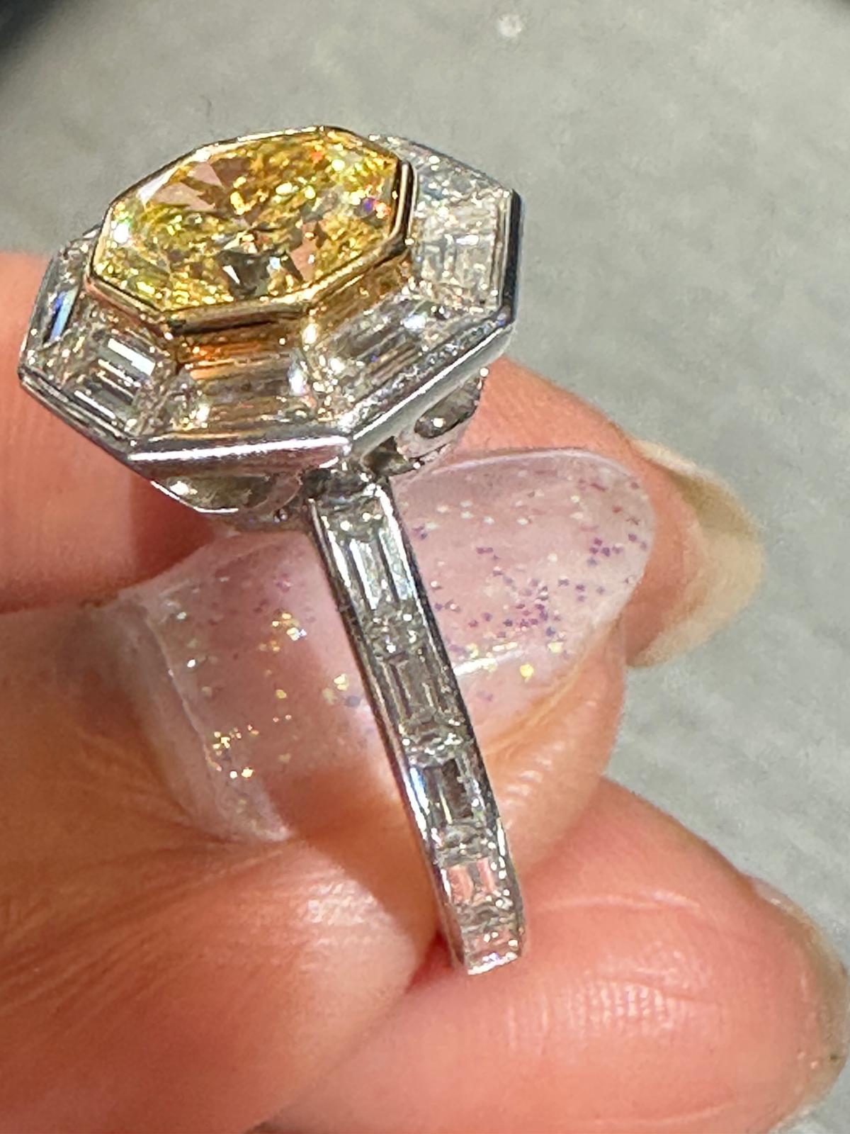 GIA-zertifizierter Ring mit 2,685 Karat gelbem Diamant im Kissenschliff und weißem Damond im Angebot 2