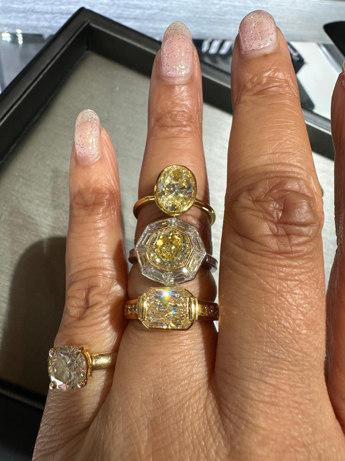 GIA-zertifizierter Ring mit 2,685 Karat gelbem Diamant im Kissenschliff und weißem Damond im Angebot 3