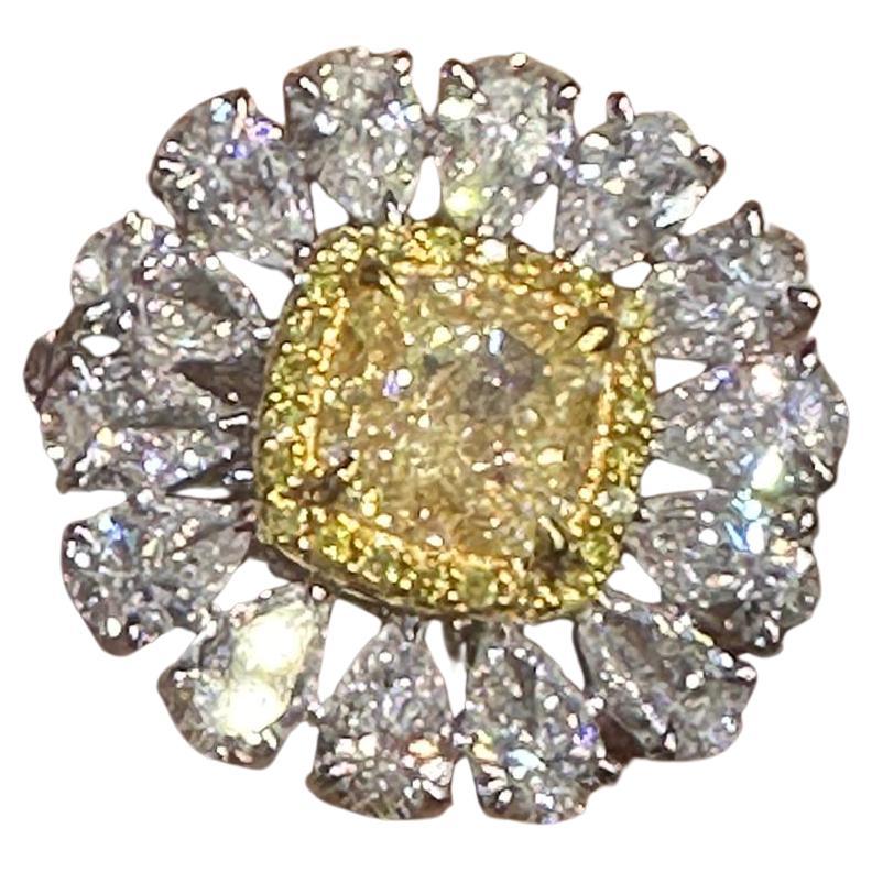 GIA-zertifizierter Ring mit 2,685 Karat gelbem Diamant im Kissenschliff und weißem Damond im Angebot